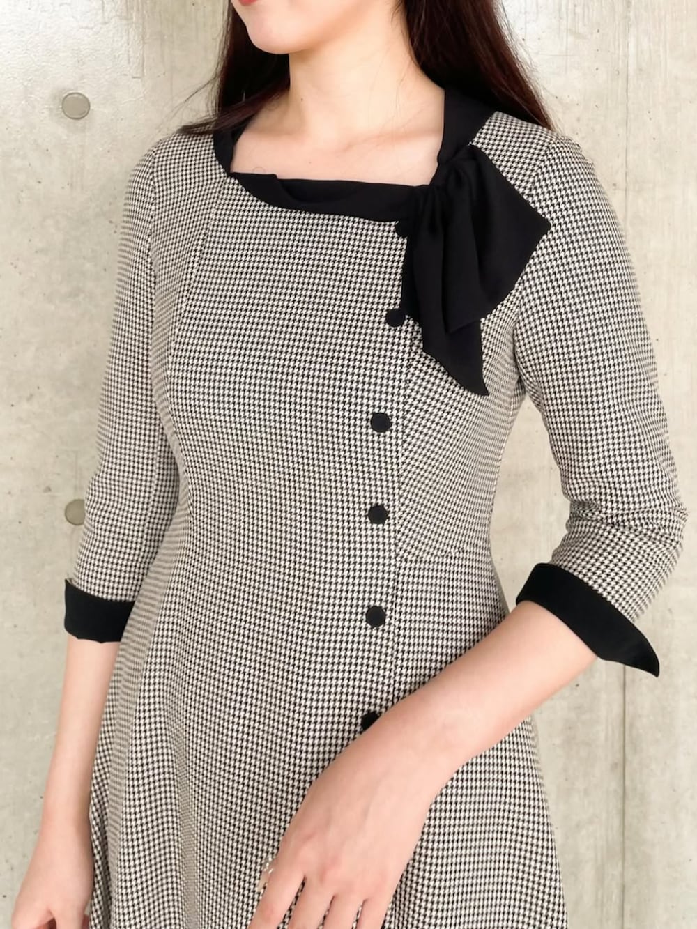 その他のワンピースを着用したレディースの秋コーディネートの4枚目の写真