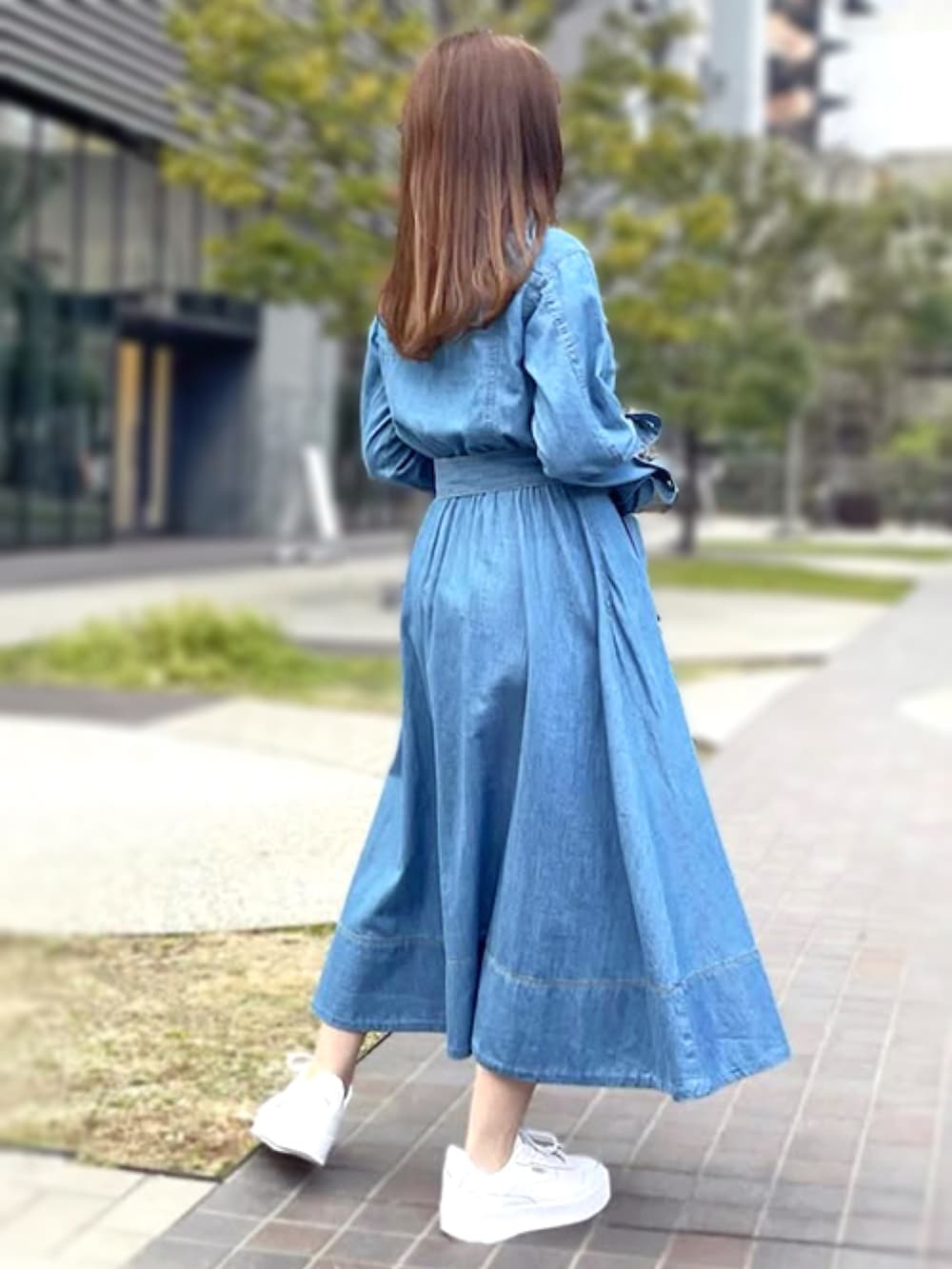 「大人カジュアル、シャツワンピ、デニムワンピース、きれいめカジュアル、春服、リラックススタイル、ワンピーススタイル、大人かわいい、STRAWBERRY-FIELDS、ストロベリーフィールズ」｜「STRAWBERRY-FIELDSのデニムワンピース（ワンピース、ブルー系）」を使った、STRAWBERRY-FIELDSさん（レディース・150cm）の冬コーディネートの2枚目の写真