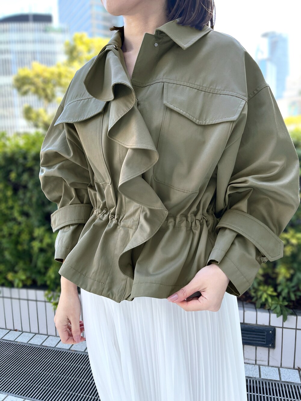 「ミリタリーブルゾン、きれいめカジュアル、ichie、大人フェミニン、STRAWBERRY-FIELDS、ストロベリーフィールズ、こなれカジュアル、シアープリーツスカート、上品シルエット、フェミニンミリタリー、JR名古屋高島屋店_MIKIKO」｜「STRAWBERRY-FIELDSのﾗｯﾌﾙﾐﾘﾀﾘｰﾌﾞﾙｿﾞﾝ（ブルゾン、グリーン系）」を使った、STRAWBERRY-FIELDSさん（レディース・164cm）の春コーディネートの3枚目の写真