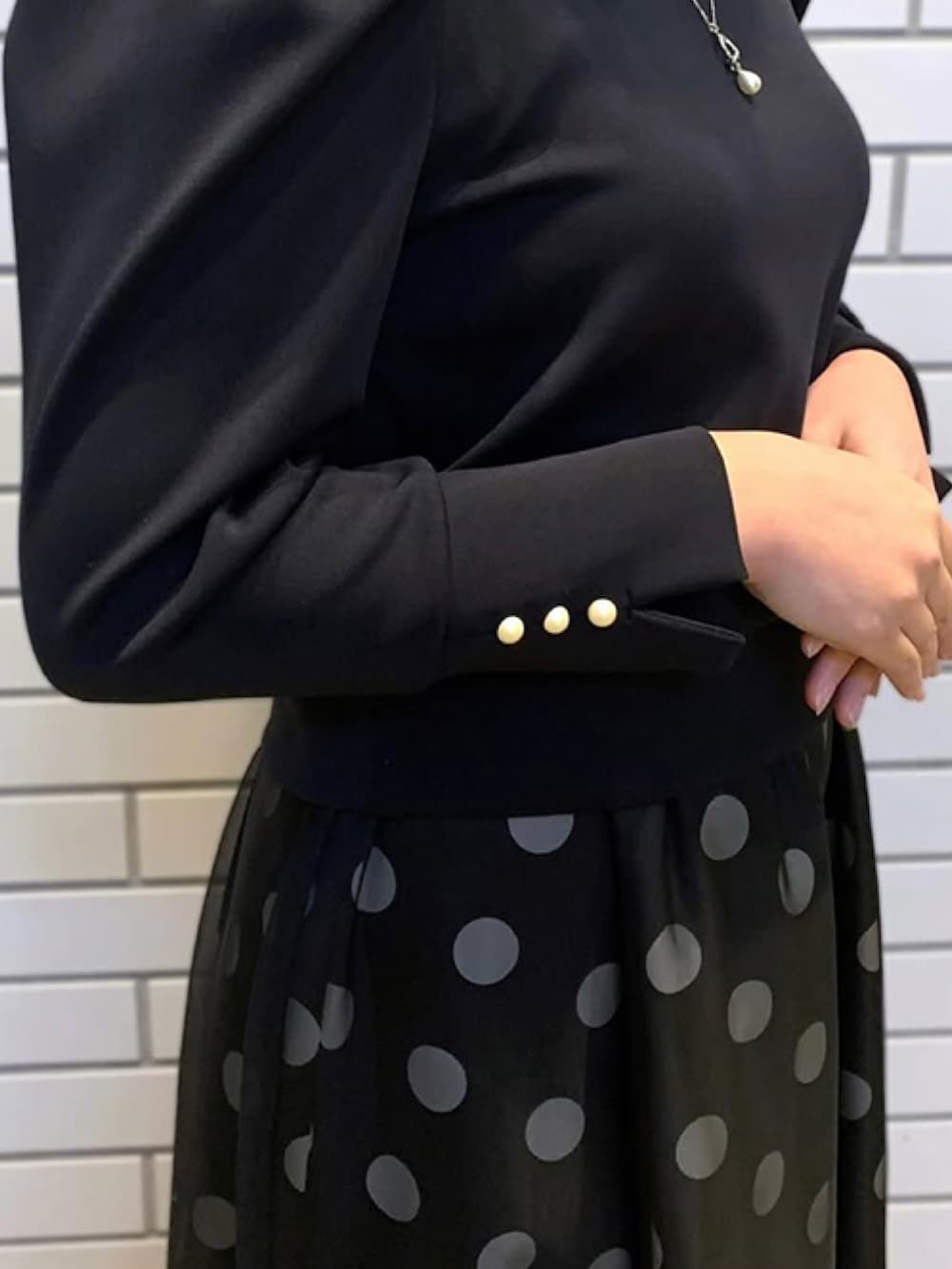 「きれいめカジュアル、デートスタイル(WOMEN)、華やかコーデ、大人フェミニン、STRAWBERRY-FIELDS、ストロベリーフィールズ、上品スタイル、パフスリーブトップス、パールデザイン、銀座店_SUZUKA」|「STRAWBERRY-FIELDSのパフスリーブジャージプルオーバー(Tシャツ/カットソー、ブラック系)」を使った、STRAWBERRY-FIELDSさん(レディース・157cm)の春コーディネートの2枚目の写真