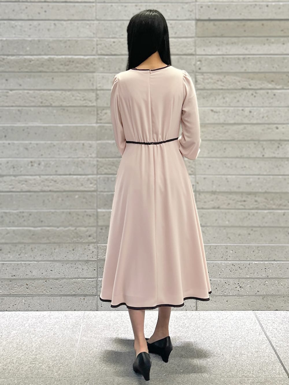 「パーティー、女子会、デートコーデ、セレモニー、同窓会、結婚式 ワンピース、お宮参り、STRAWBERRY-FIELDS、婚活、きれいめワンピース」｜「STRAWBERRY-FIELDSのパイピングワンピース（ワンピース、ピンク系）」を使った、STRAWBERRY-FIELDSさん（レディース・163cm）の冬コーディネートの3枚目の写真