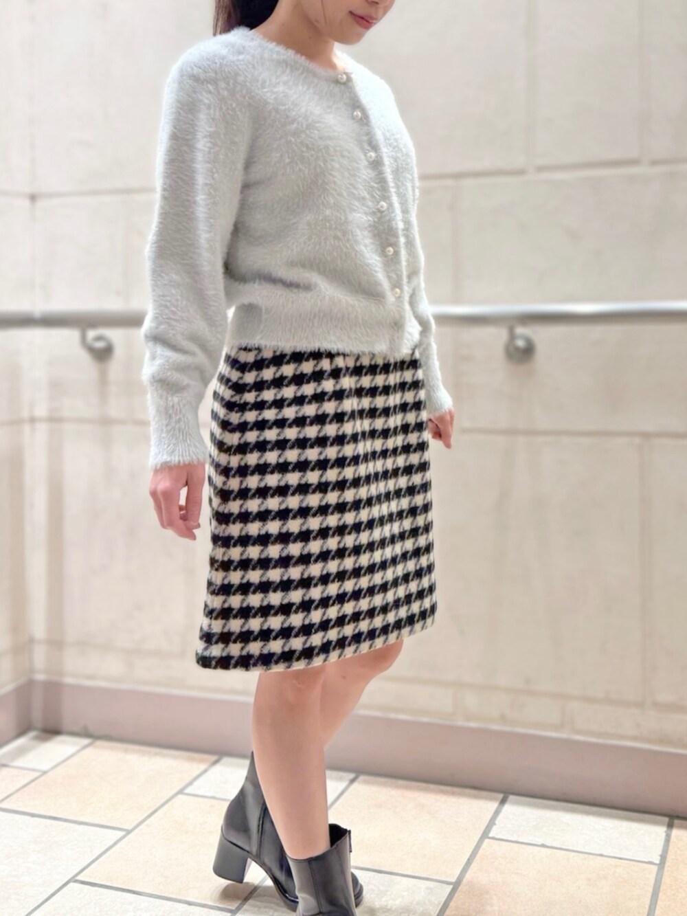 その他のスカート、グレー系のカーディガン/ボレロを着用したレディースの秋コーディネートの3枚目の写真