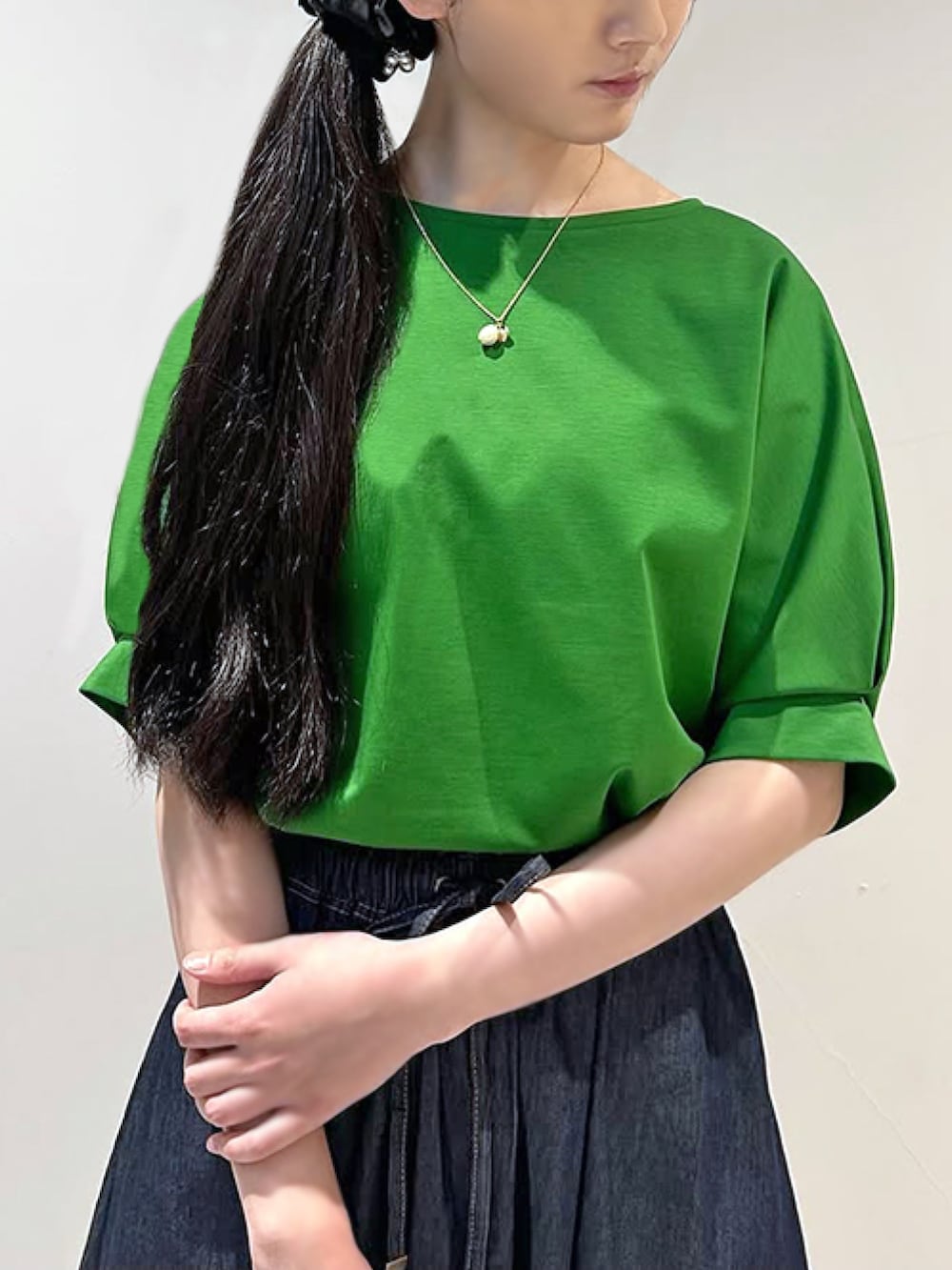 「デニムスカート、大人カジュアル、ドルマンスリーブ、春コーデ、リラックスコーデ、オフィススタイル、ライトグリーン、STRAWBERRY-FIELDS、荻窪ルミネ店_ARISA、通気性素材」｜「STRAWBERRY-FIELDSのロイヤルクールポンチ＿ドルマンスリーブジャージプルオーバー　Tシャツ・カットソー（Tシャツ/カットソー、グリーン系）」を使った、STRAWBERRY-FIELDSさん（レディース・165cm）の春コーディネートの2枚目の写真