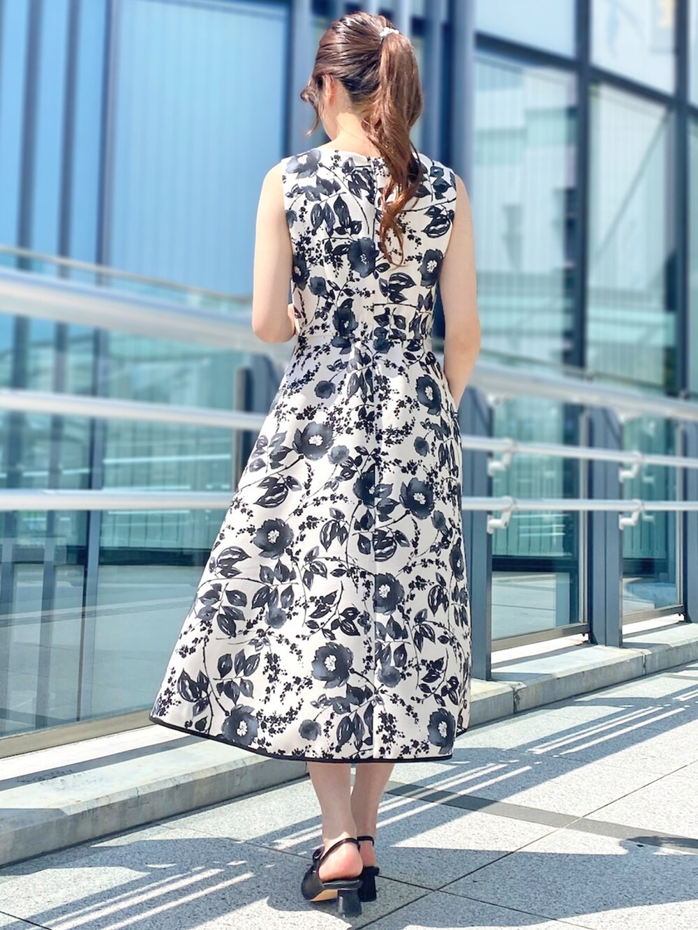 「パーティースタイル、フィットアンドフレア、春、花柄ワンピース、モノトーンコーデ、結婚式コーデ、大人フェミニン、STRAWBERRY-FIELDS、ストロベリーフィールズ、ピオレ姫路店_SERI」｜「STRAWBERRY-FIELDSの花柄プリントワンピース（ワンピース、ベージュ系）」を使った、STRAWBERRY-FIELDSさん（レディース・159cm）の春コーディネートの2枚目の写真