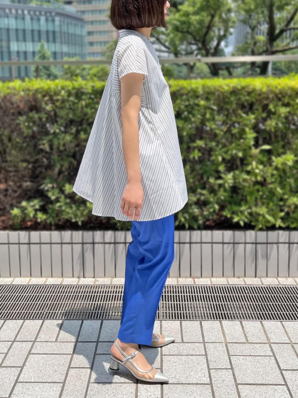 ブルー系のその他パンツ、ホワイト系のシャツ/ブラウスを着用したレディースの夏コーディネートの2枚目の写真