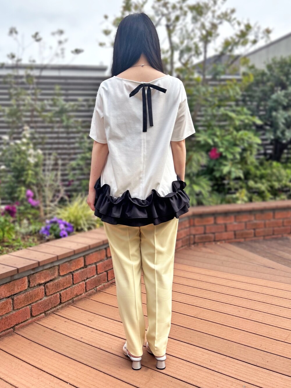 イエロー系のその他パンツを着用したレディースの春コーディネートの2枚目の写真