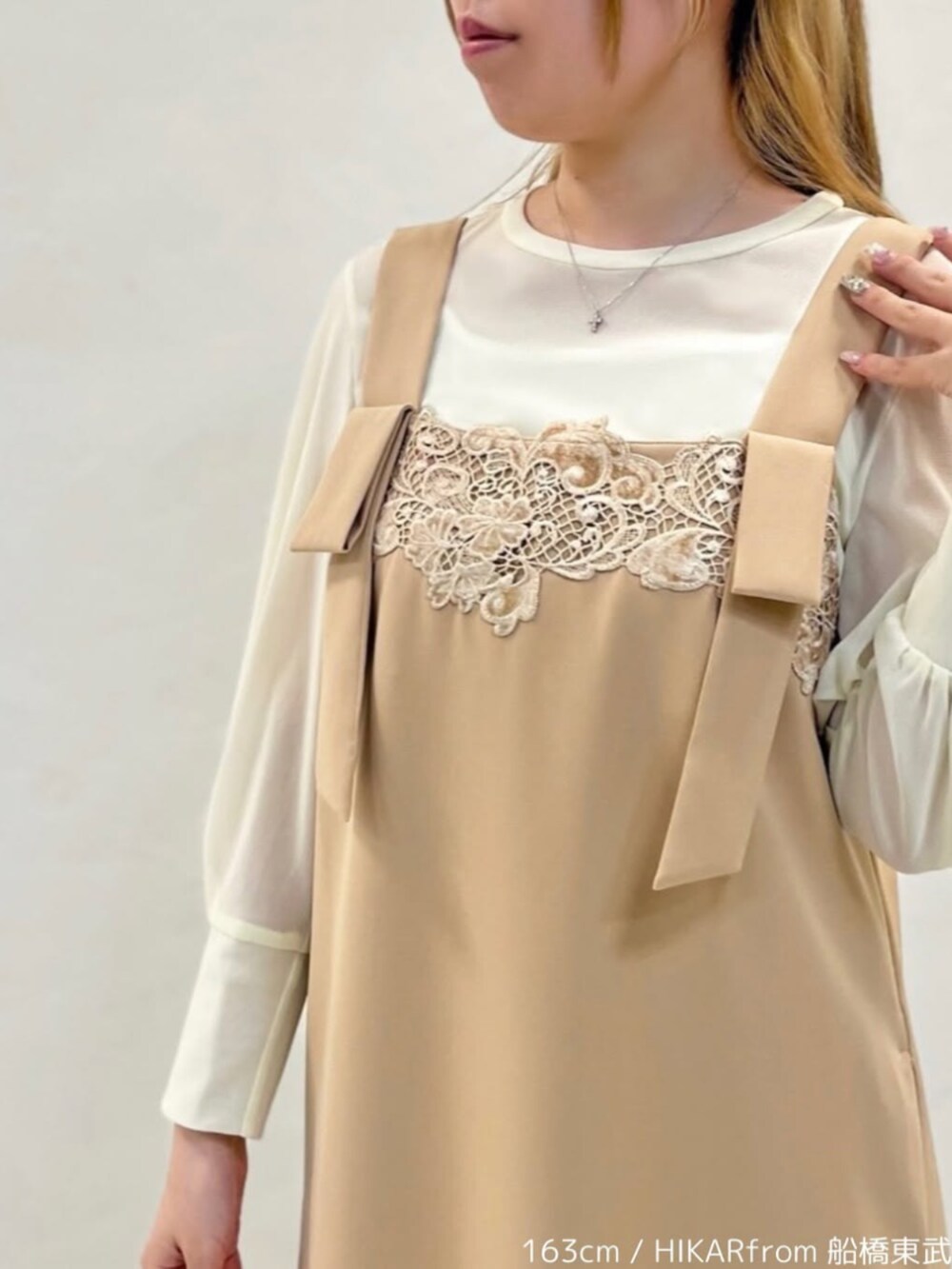 ホワイト系のTシャツ/カットソー、ベージュ系のジャンパースカートを着用したレディースの秋コーディネートの3枚目の写真