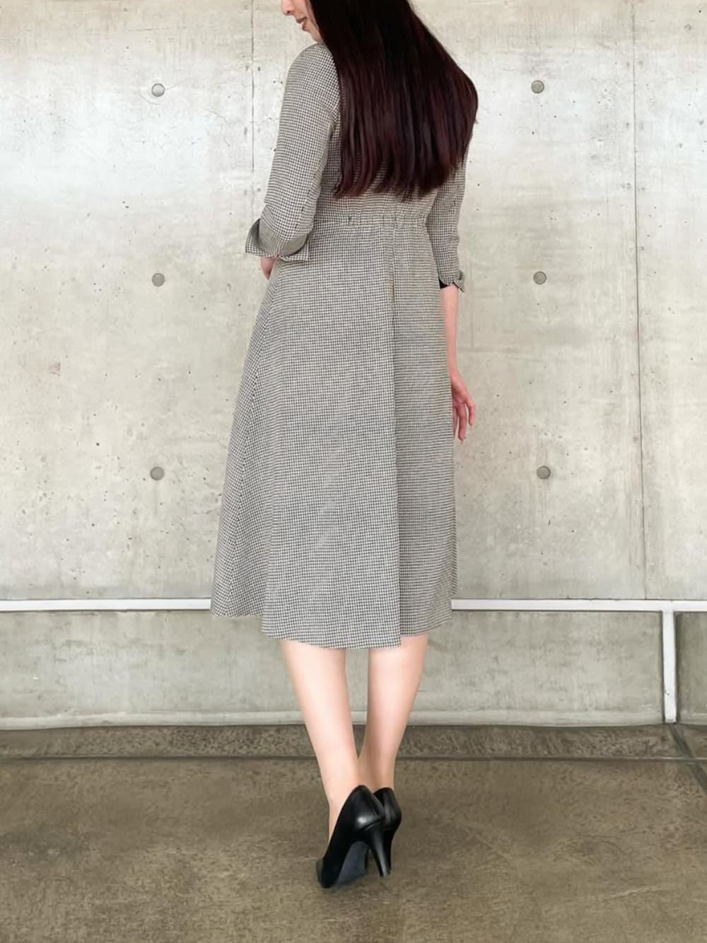 その他のワンピースを着用したレディースの秋コーディネートの3枚目の写真