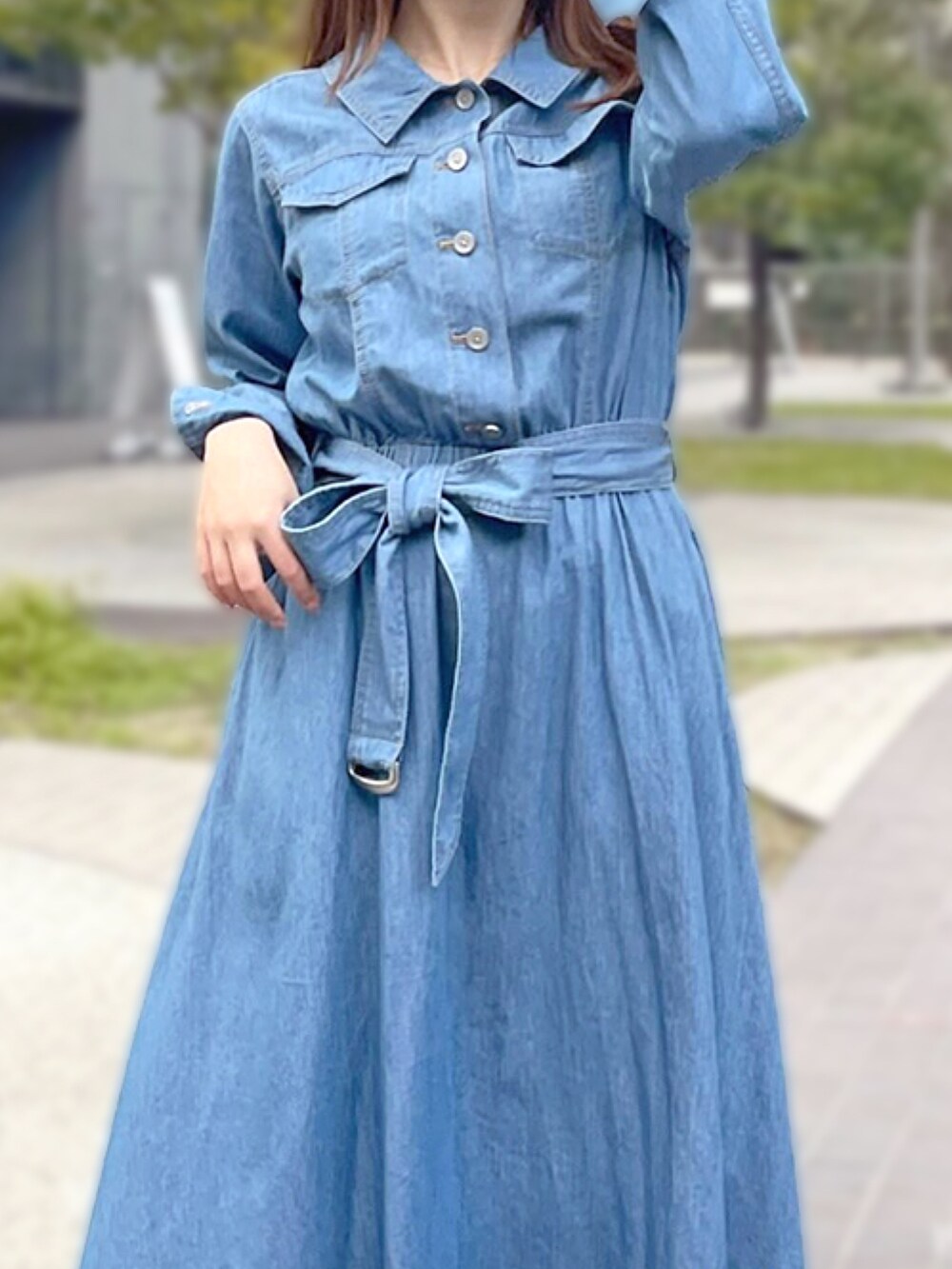 「大人カジュアル、シャツワンピ、デニムワンピース、きれいめカジュアル、春服、リラックススタイル、ワンピーススタイル、大人かわいい、STRAWBERRY-FIELDS、ストロベリーフィールズ」｜「STRAWBERRY-FIELDSのデニムワンピース（ワンピース、ブルー系）」を使った、STRAWBERRY-FIELDSさん（レディース・150cm）の冬コーディネートの3枚目の写真