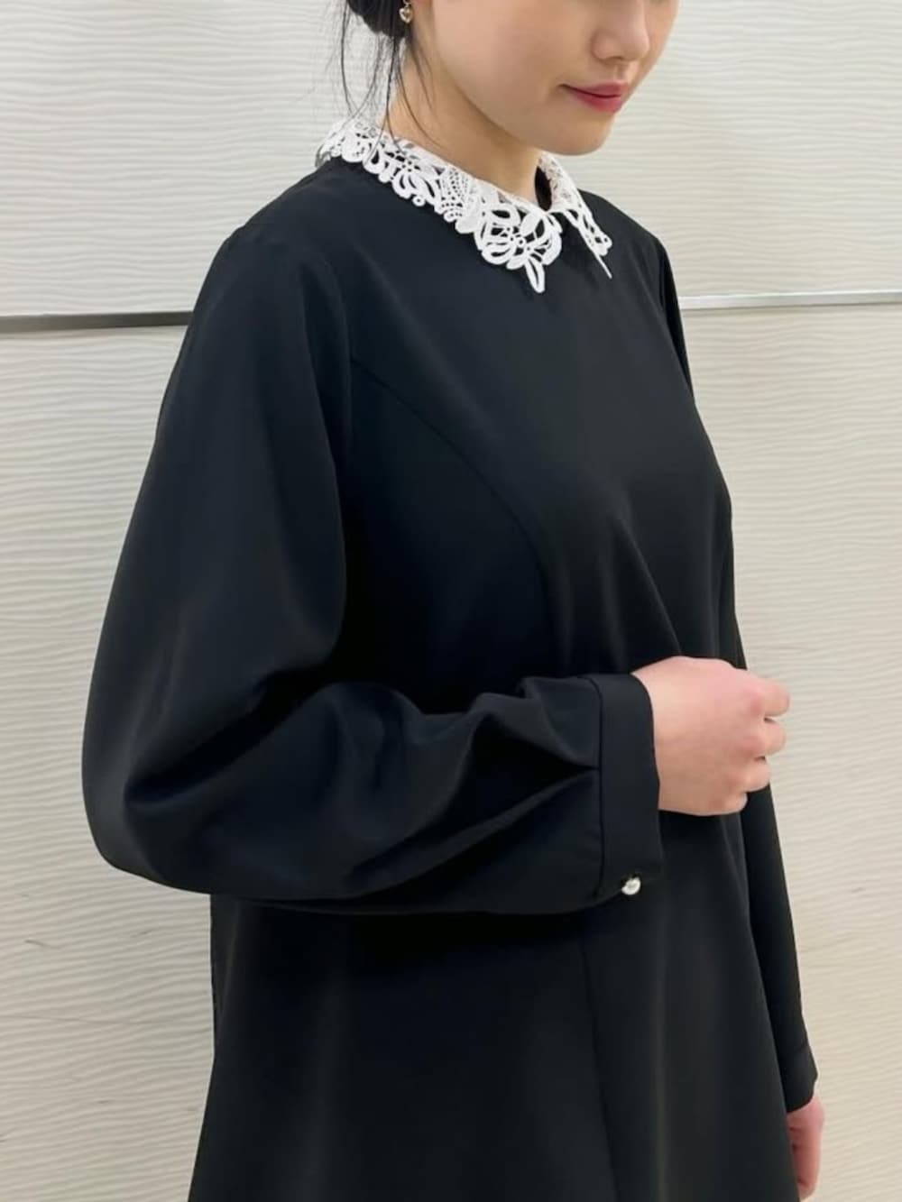 ブラック系のシャツ/ブラウス、ブラック系のその他パンツを着用したレディースの冬コーディネートの2枚目の写真