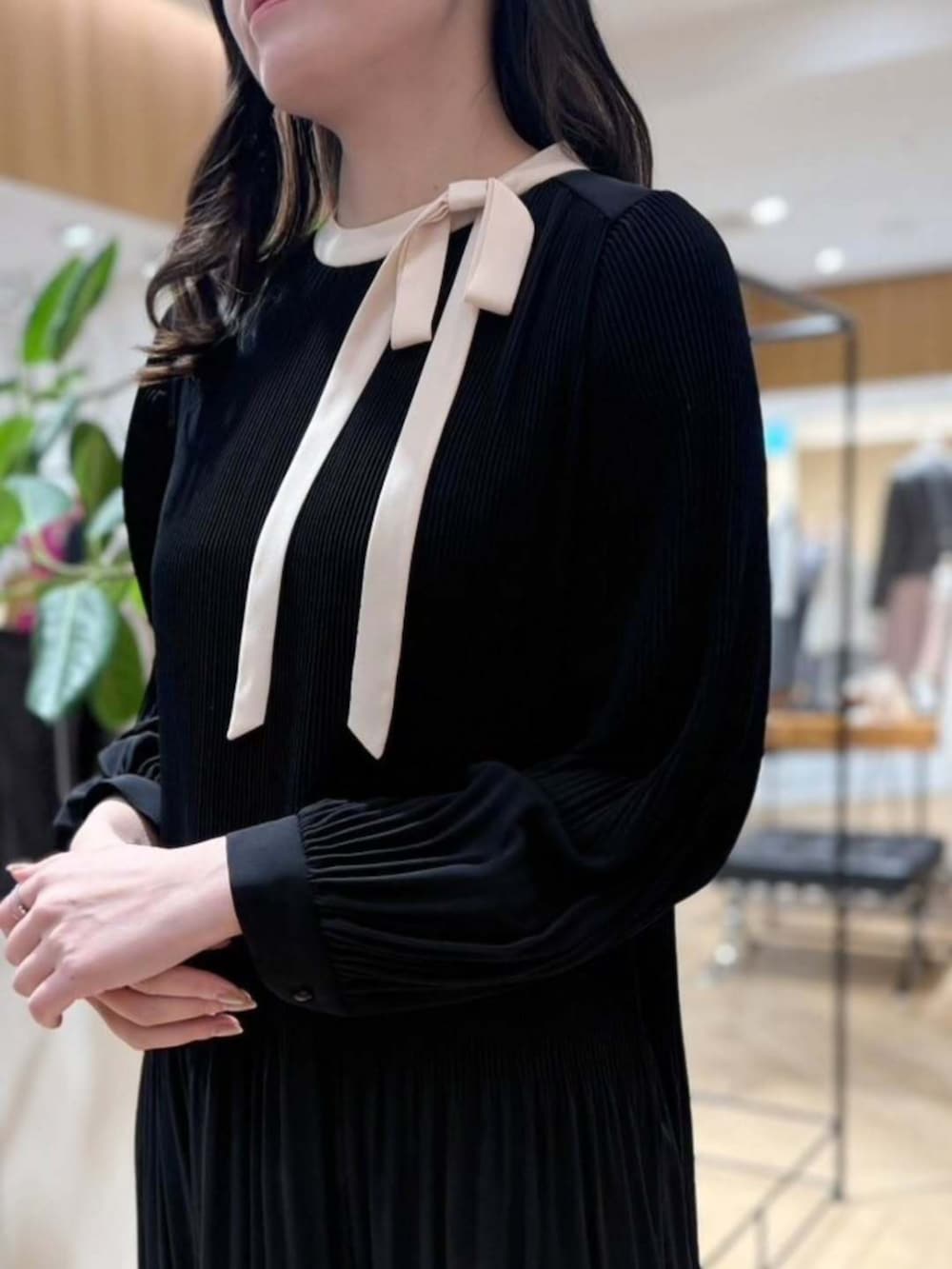 ブルー系のワンピースを着用したレディースの冬コーディネートの3枚目の写真