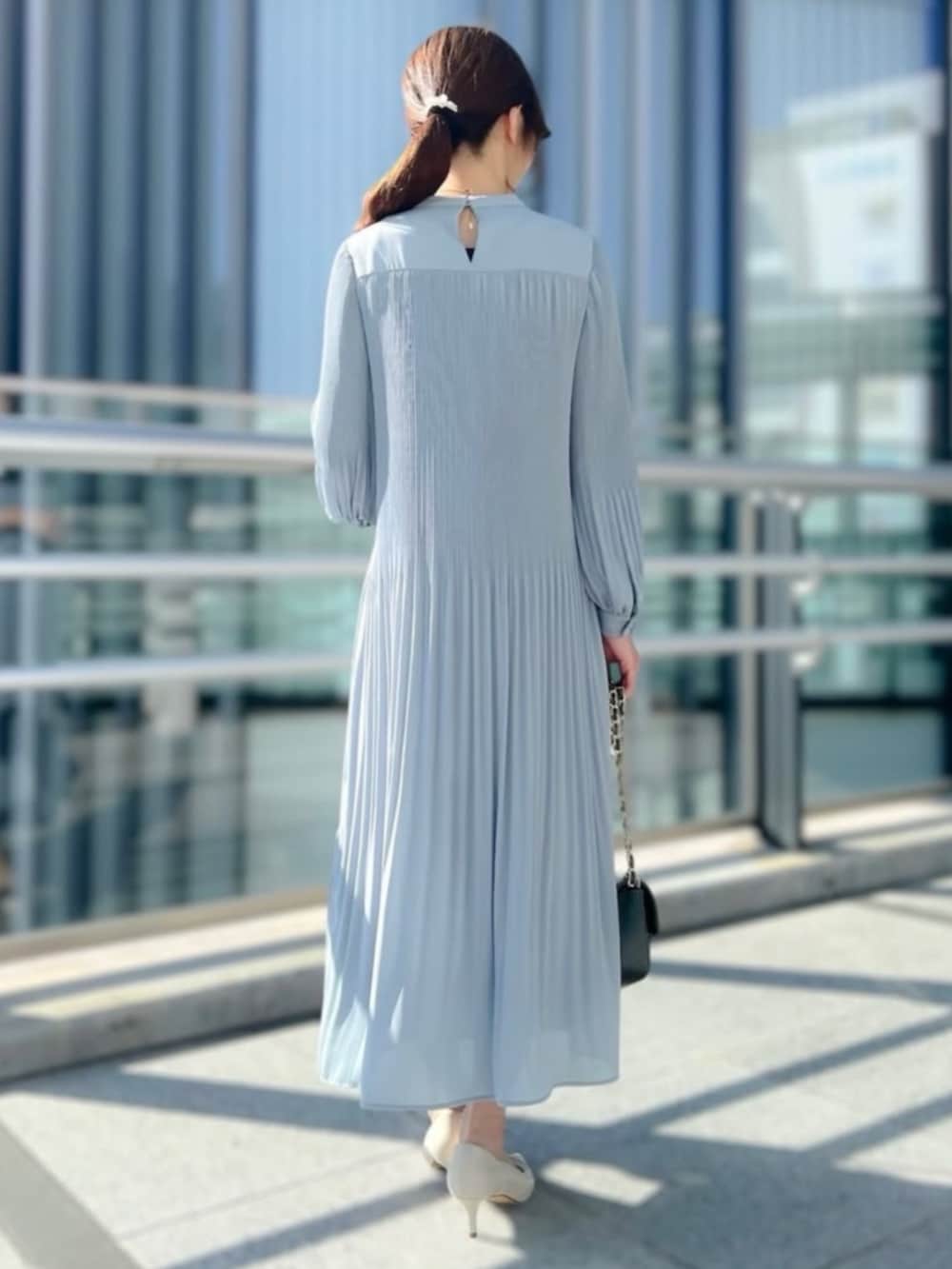 ブルー系のワンピースを着用したレディースの冬コーディネートの4枚目の写真