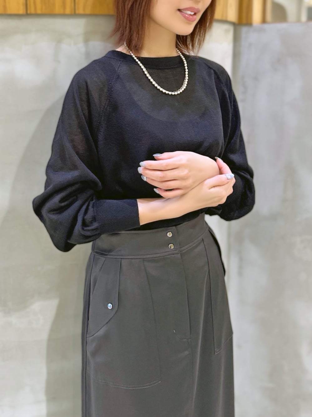 「アミュプラザ鹿児島店_SAYAKA、STRAWBERRY-FIELDS(STRAWBERRY-FIELDS)、シアーニット、カーディガンコーデ、カーゴスカート、ナロースカート、モノトーンコーデ、涼感スタイル、通勤スタイル、都会的カジュアル、洗濯機OKアイテム、LOOKBOOK掲載、夏コーデ、サンダル、ICHIE」｜「STRAWBERRY-FIELDSのナローサテンカーゴスカート（スカート、グレー系）」を使った、STRAWBERRY-FIELDSさん（レディース・163cm）の夏コーディネートの3枚目の写真