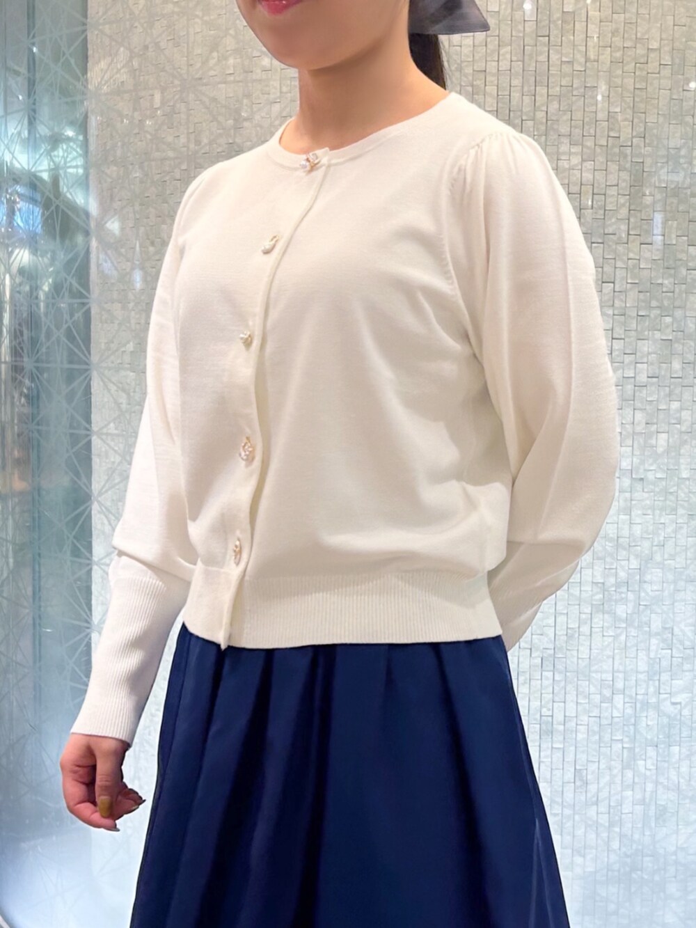 ブルー系のスカートを着用したレディースの秋コーディネートの3枚目の写真