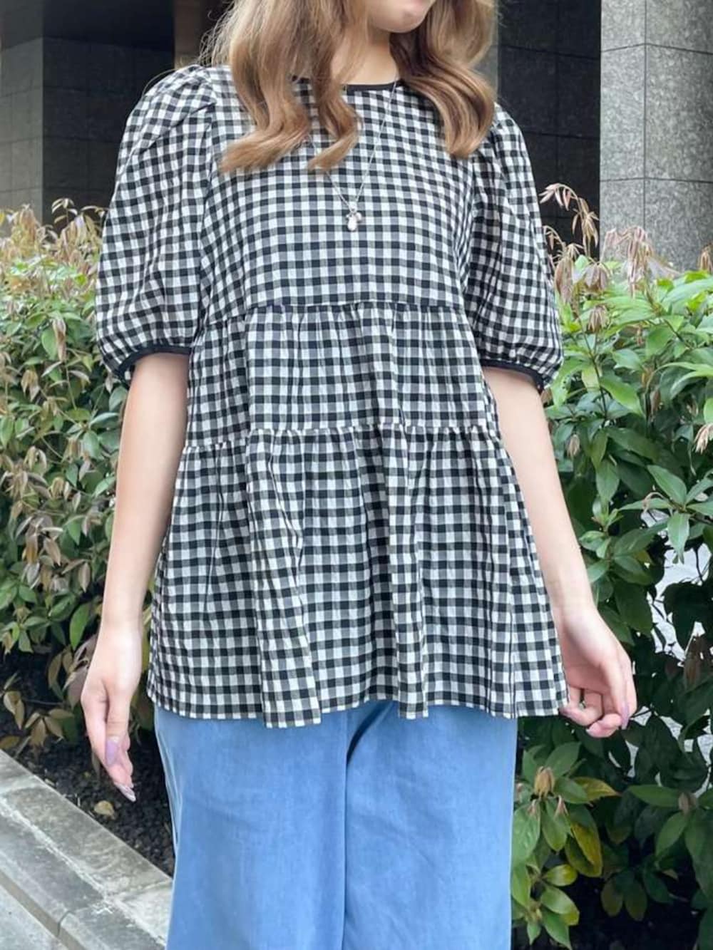 ブルー系のデニムパンツ、その他のシャツ/ブラウスを着用したレディースの春コーディネートの2枚目の写真