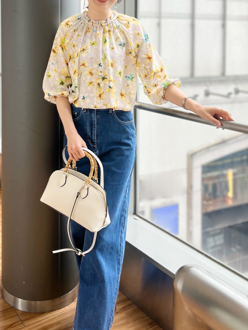 「きれいめカジュアル、スタイルアップ、デニムコーデ、華やかコーデ、ストレートデニム、花柄ブラウス、大人フェミニン、STRAWBERRY-FIELDS、ストロベリーフィールズ、上品スタイル、天神地下街店_KAYOKO」｜「STRAWBERRY-FIELDSのｶﾗｰｱｰﾄﾌﾗﾜｰﾌﾞﾗｳｽ（Tシャツ/カットソー、イエロー系）」を使った、STRAWBERRY-FIELDSさん（レディース・167cm）の春コーディネートの2枚目の写真