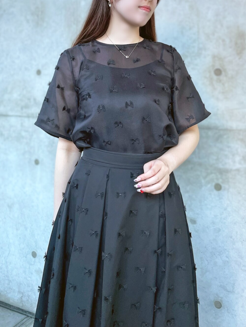 ブラック系のシャツ/ブラウス、ブラック系のスカートを着用したレディースの秋コーディネートの2枚目の写真