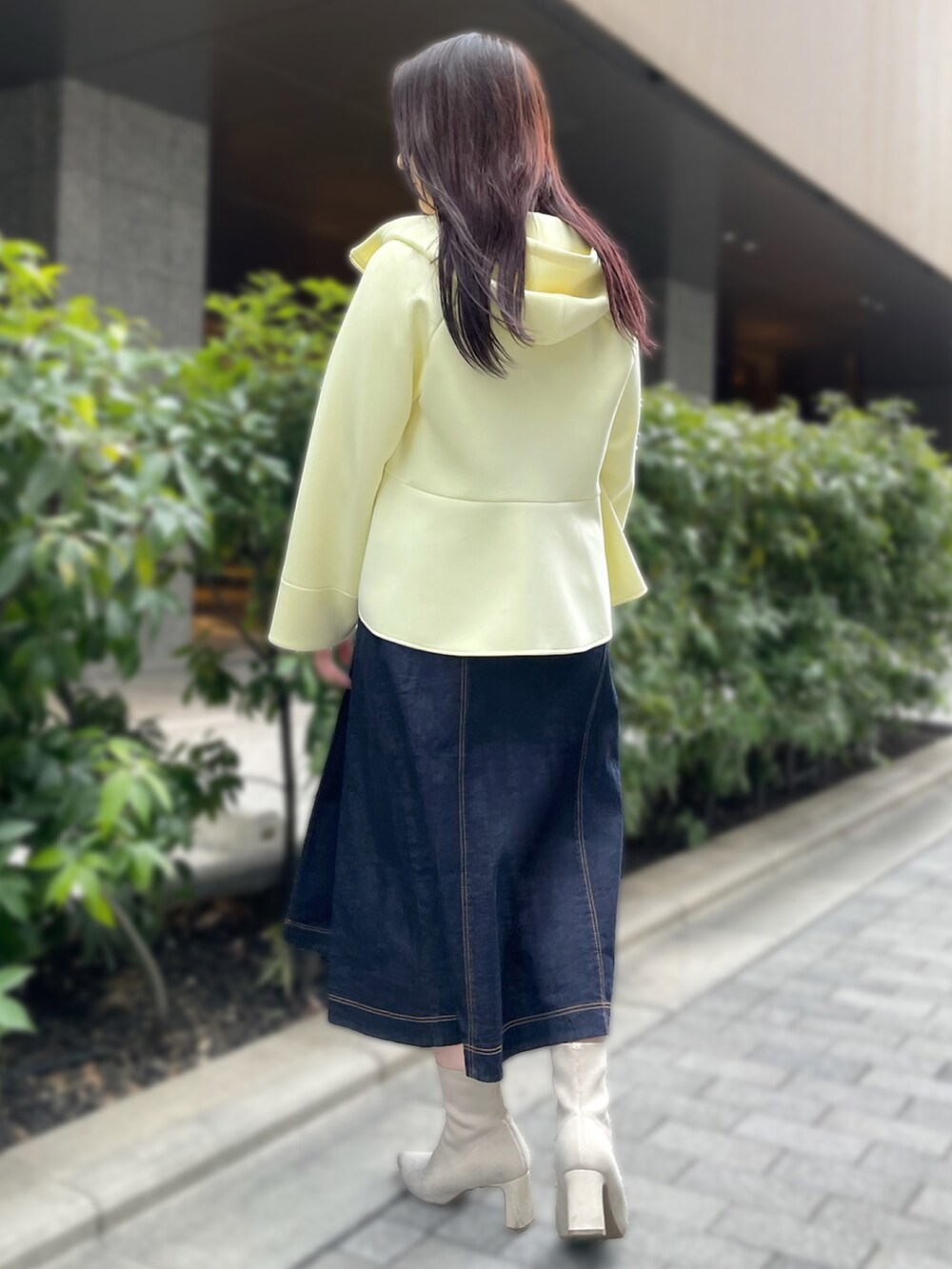 「京都ポルタ店_RIKO、STRAWBERRY-FIELDS(STRAWBERRY-FIELDS)、バックフレアブルゾン、ペプラムアウター、大きめフード、エアクッションDB、アリコットストレッチ、ラップデニムスカート、岡山デニム、ライトオンスデニム、モードカジュアル、洗濯機OK、異素材コーデ、きれいめカジュアル」｜「STRAWBERRY-FIELDSのラップデニムスカート　ロングスカート（スカート、ブルー系）」を使った、STRAWBERRY-FIELDSさん（レディース・158cm）の冬コーディネートの2枚目の写真