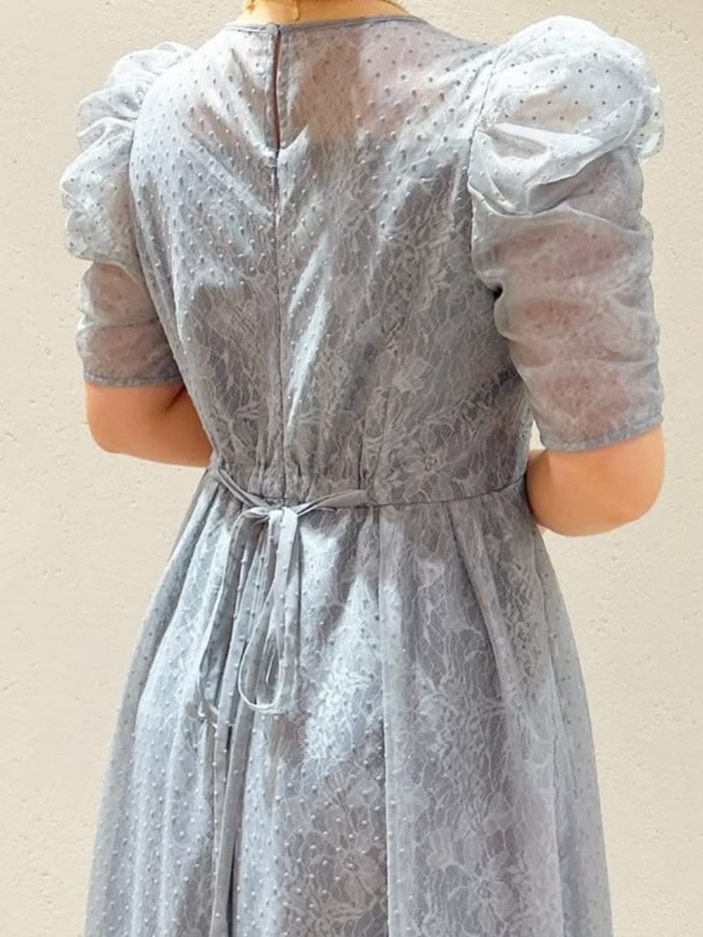 ブルー系のドレスを着用したレディースの秋コーディネートの2枚目の写真