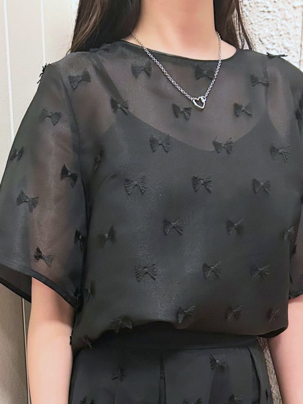 ブラック系のシャツ/ブラウス、ブラック系のスカートを着用したレディースの秋コーディネートの2枚目の写真