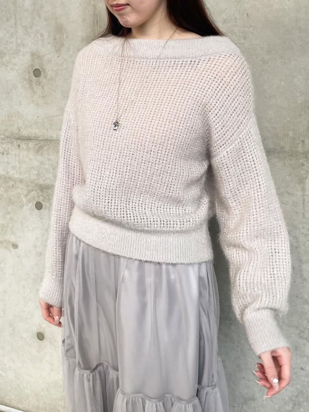 グレー系のスカート、グレー系のニット/セーターを着用したレディースの冬コーディネートの3枚目の写真