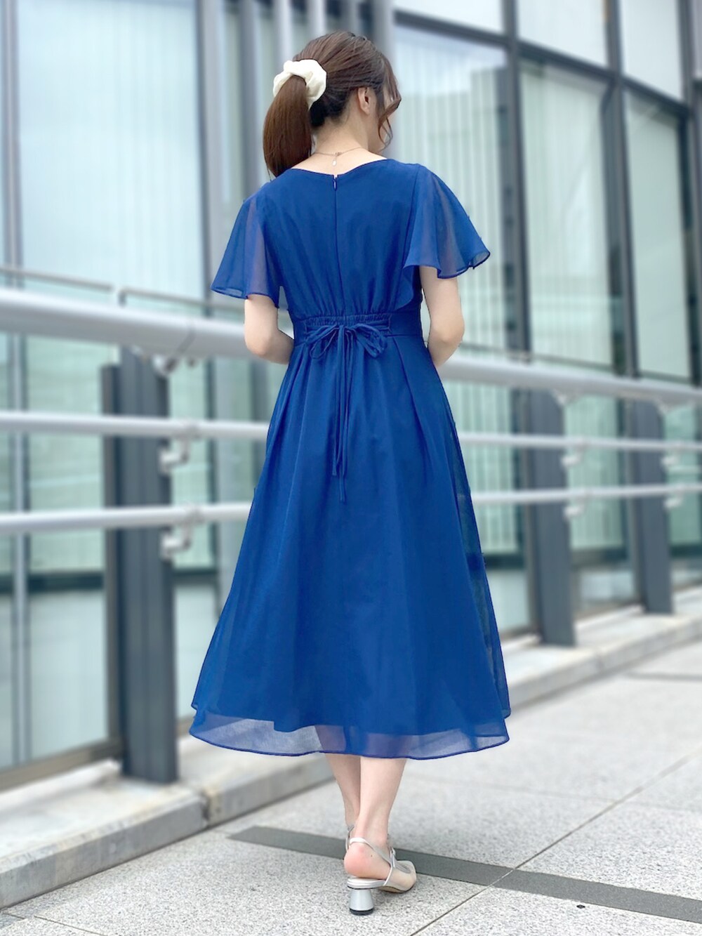 「夏ワンピース、STRAWBERRY-FIELDS、お呼ばれワンピース、二の腕カバー、ケープスリーブ、上品フェミニン、ピオレ姫路店_SERI、ミスティボイル素材」｜「STRAWBERRY-FIELDSのケープスリーブワンピース（ワンピース、ブルー系）」を使った、STRAWBERRY-FIELDSさん（レディース・159cm）の春コーディネートの3枚目の写真