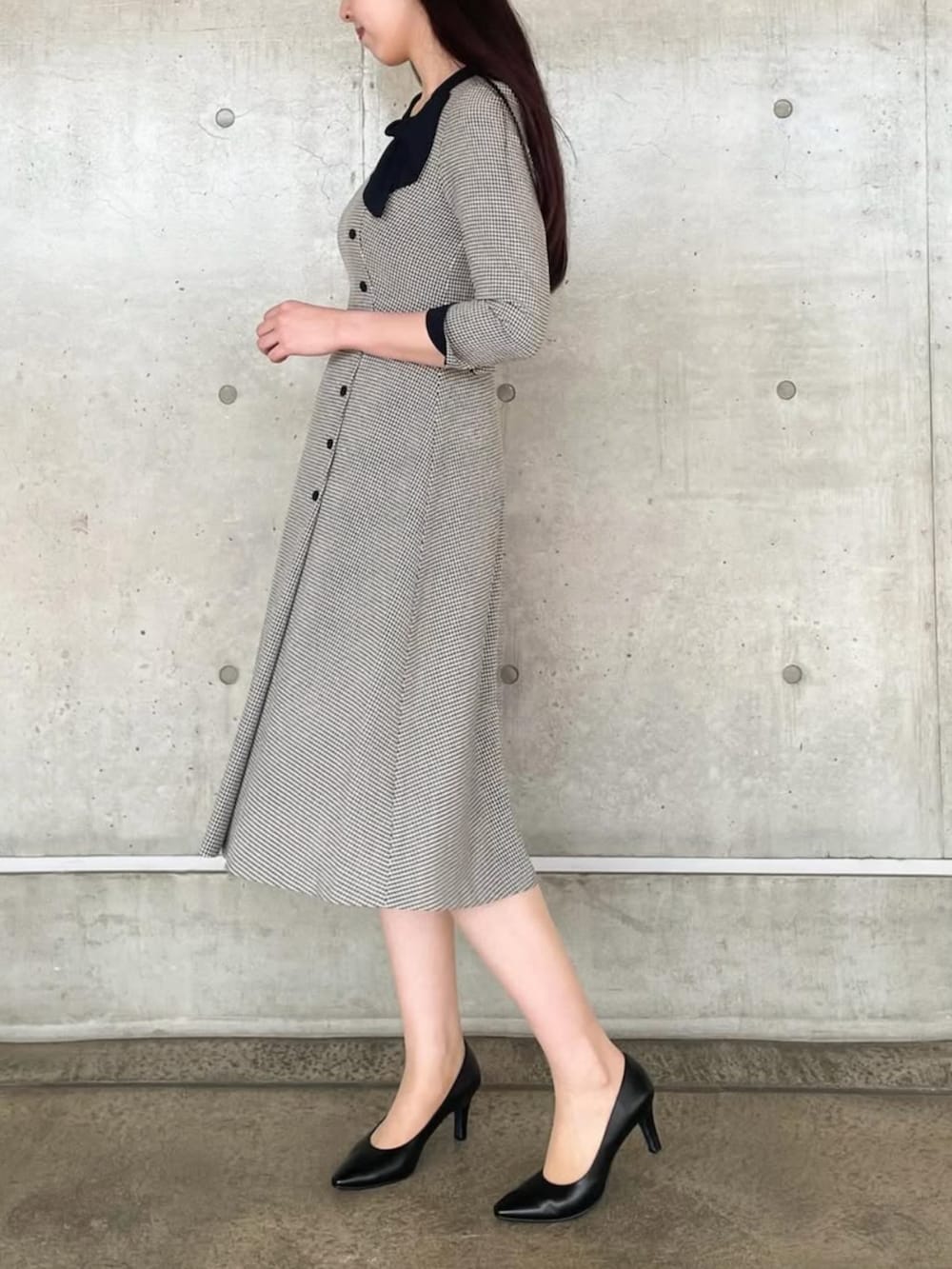 その他のワンピースを着用したレディースの秋コーディネートの2枚目の写真