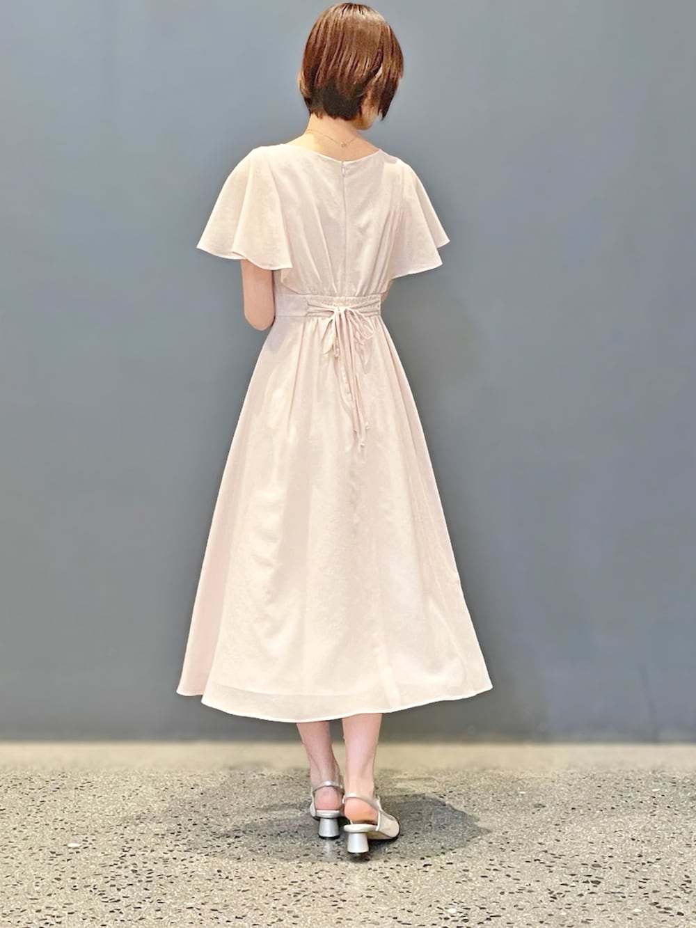 「ルクアイーレ店_MOE」｜「STRAWBERRY-FIELDSのケープスリーブワンピース（ワンピース、ピンク系）」を使った、STRAWBERRY-FIELDSさん（レディース・163cm）の春コーディネートの3枚目の写真
