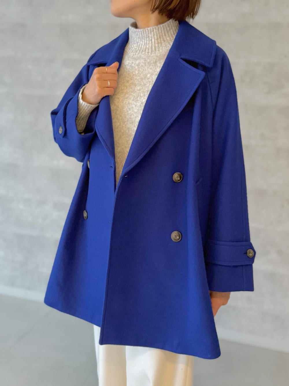 ホワイト系のその他パンツ、ブルー系のその他アウター、グレー系のニット/セーターを着用したレディースの冬コーディネートの2枚目の写真