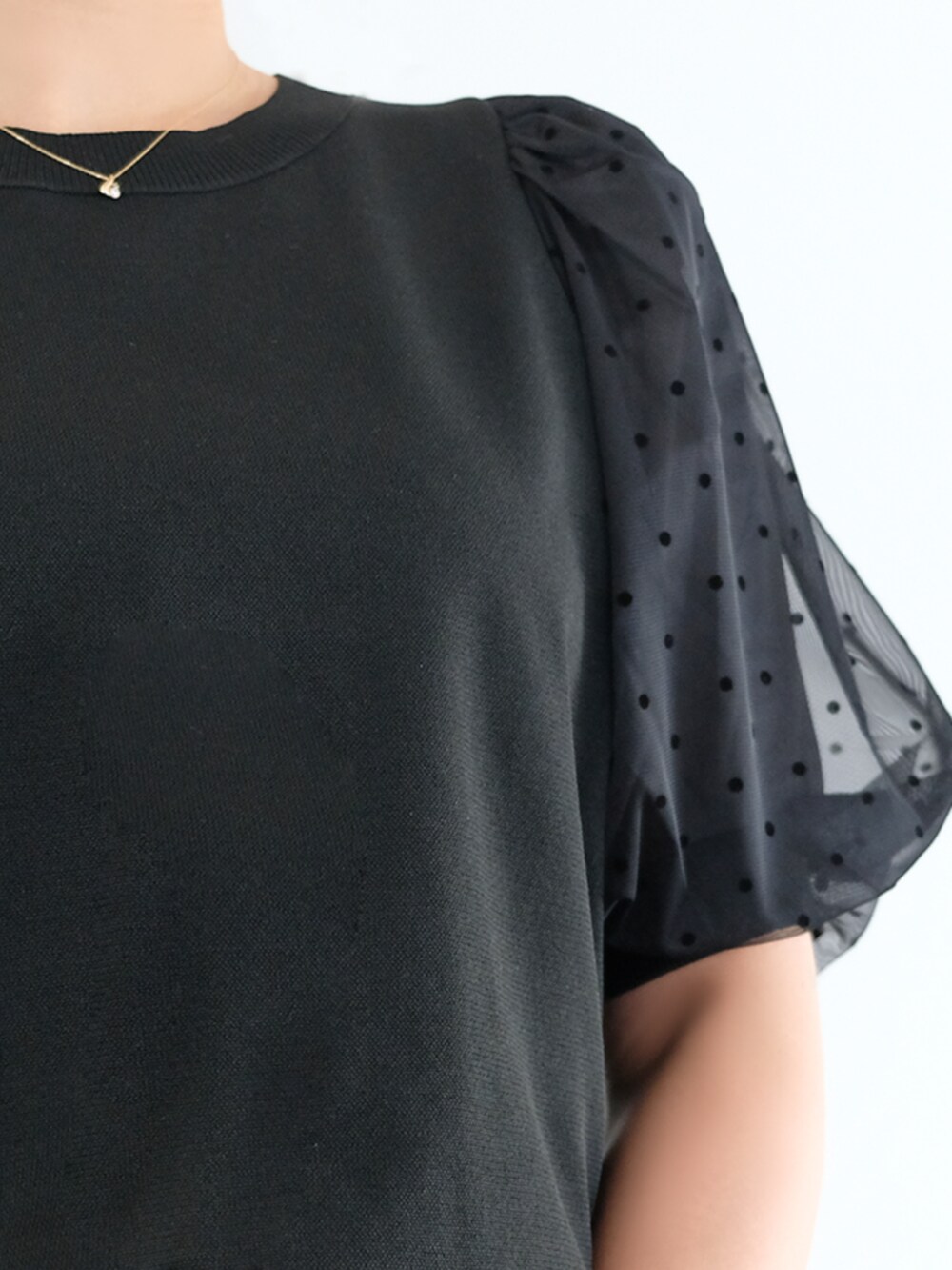 ブラック系のニット/セーター、ピンク系のスカートを着用したレディースの秋コーディネートの4枚目の写真