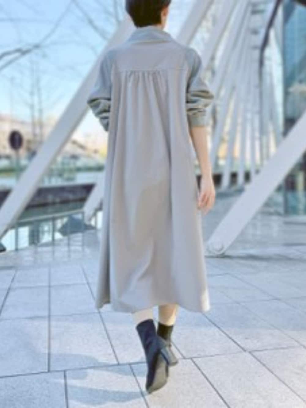 グレー系のワンピースを着用したレディースの冬コーディネートの3枚目の写真