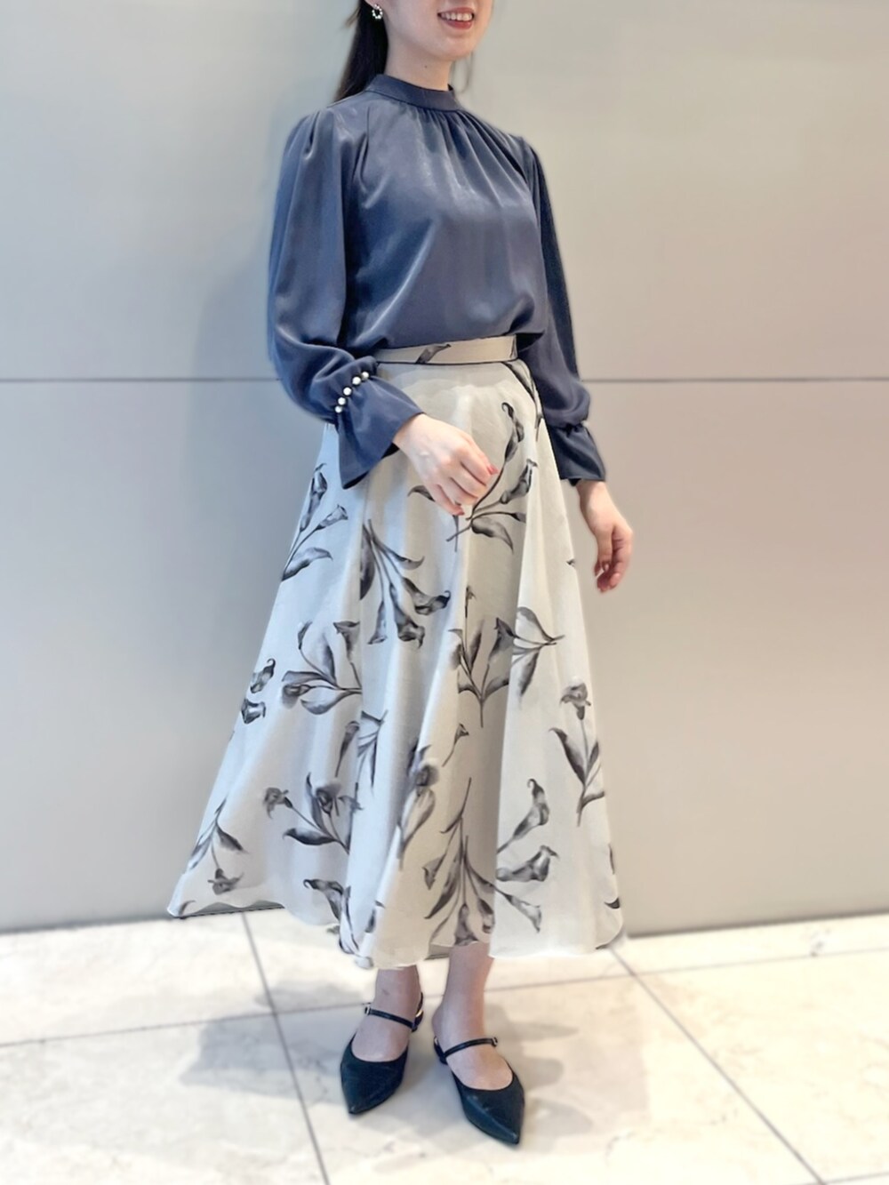 「京王新宿店_NONOKA、STRAWBERRY-FIELDS(STRAWBERRY-FIELDS)、ピーチサテンブラウス、マロンサテン、袖パール付き、フリルブラウス、ギャザーデザイン、フェミニンブラウス、ダークグレーコーデ、上品カジュアル、通勤コーデ、きれいめスタイル、洗濯機OK、大人フェミニン」｜「STRAWBERRY-FIELDSのﾋﾟｰﾁｻﾃﾝ袖ﾊﾟｰﾙ付きﾌﾞﾗｳｽ（シャツ/ブラウス、グレー系）」を使った、STRAWBERRY-FIELDSさん（レディース・165cm）の夏コーディネートの3枚目の写真