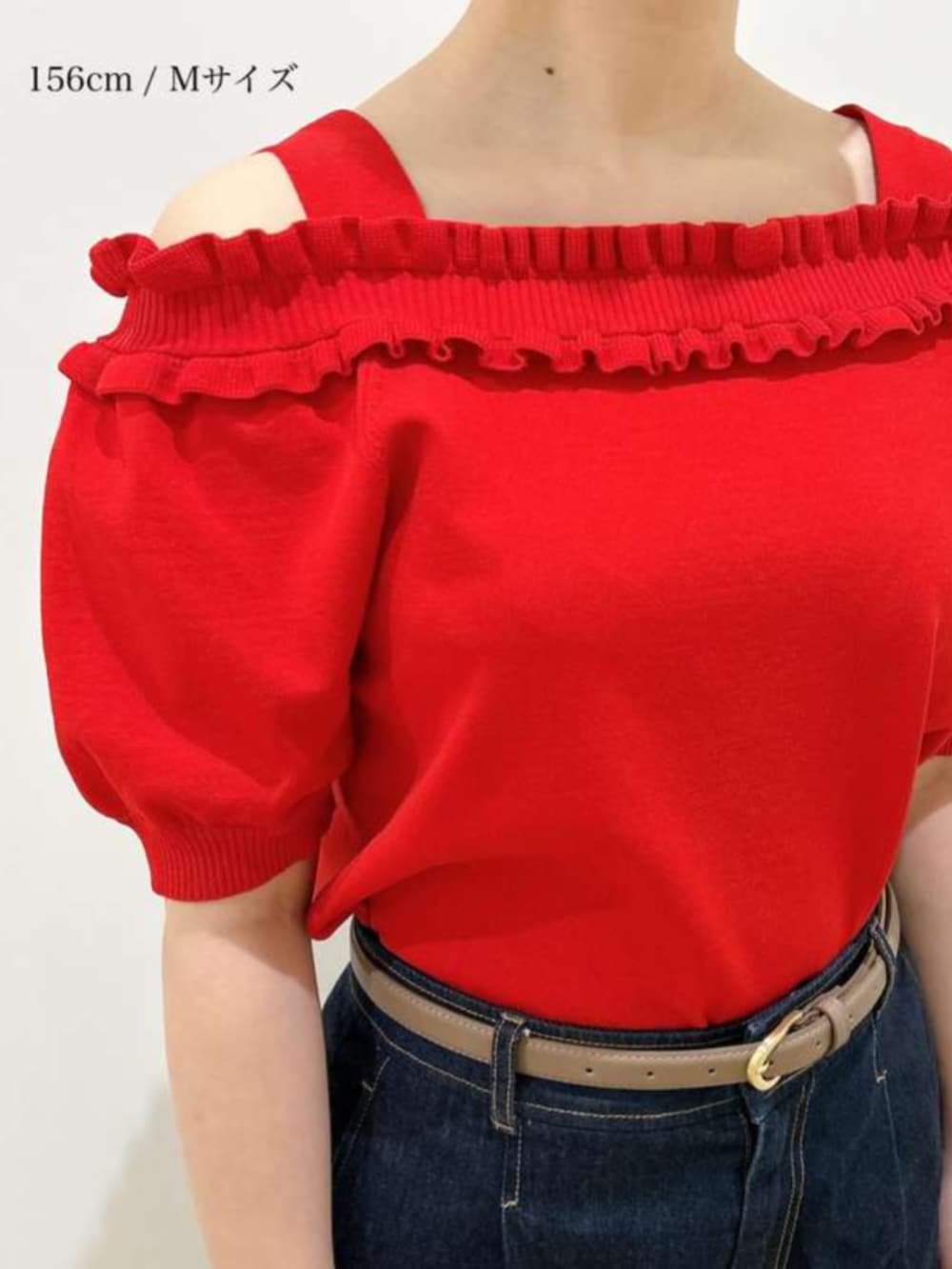 ブルー系のデニムパンツ、レッド系のニット/セーターを着用したレディースの夏コーディネートの2枚目の写真