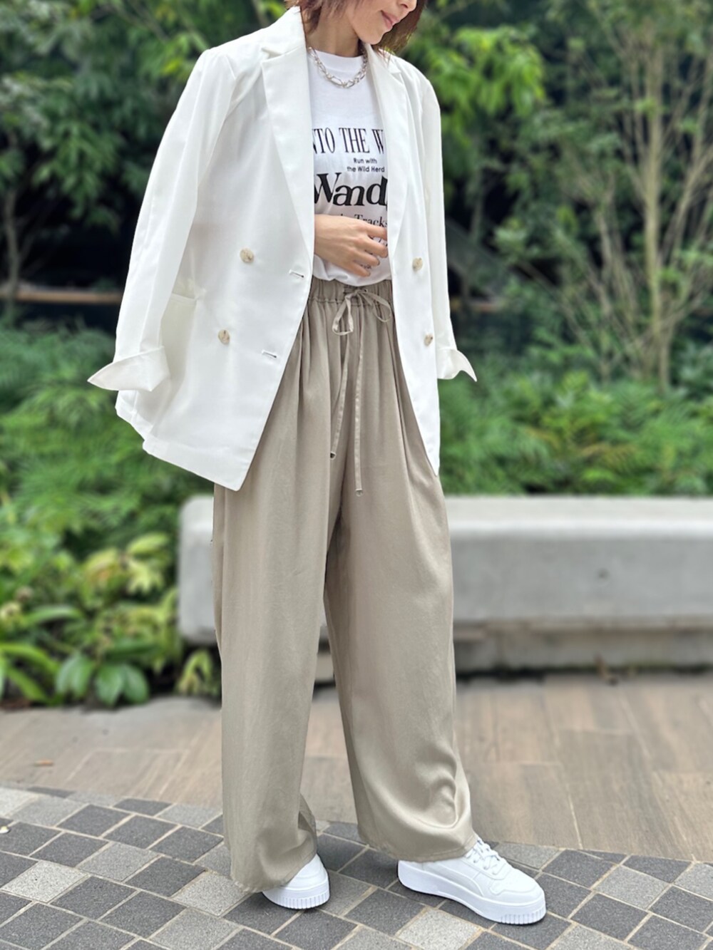「アミュプラザ鹿児島店_SAYAKA、STRAWBERRY-FIELDS(STRAWBERRY-FIELDS)、ICHIE、シアーリネンライク 、ダブルジャケット、春夏アウター、リネンライク素材、軽やかジャケット、クラシカルデザイン、洗練スタイル、シンプルコーデ、シワになりにくい、洗濯機OK、2025夏新作」｜「STRAWBERRY-FIELDSのリネンライクダブルジャケット（テーラードジャケット、ホワイト系）」を使った、STRAWBERRY-FIELDSさん（レディース・163cm）の夏コーディネートの2枚目の写真