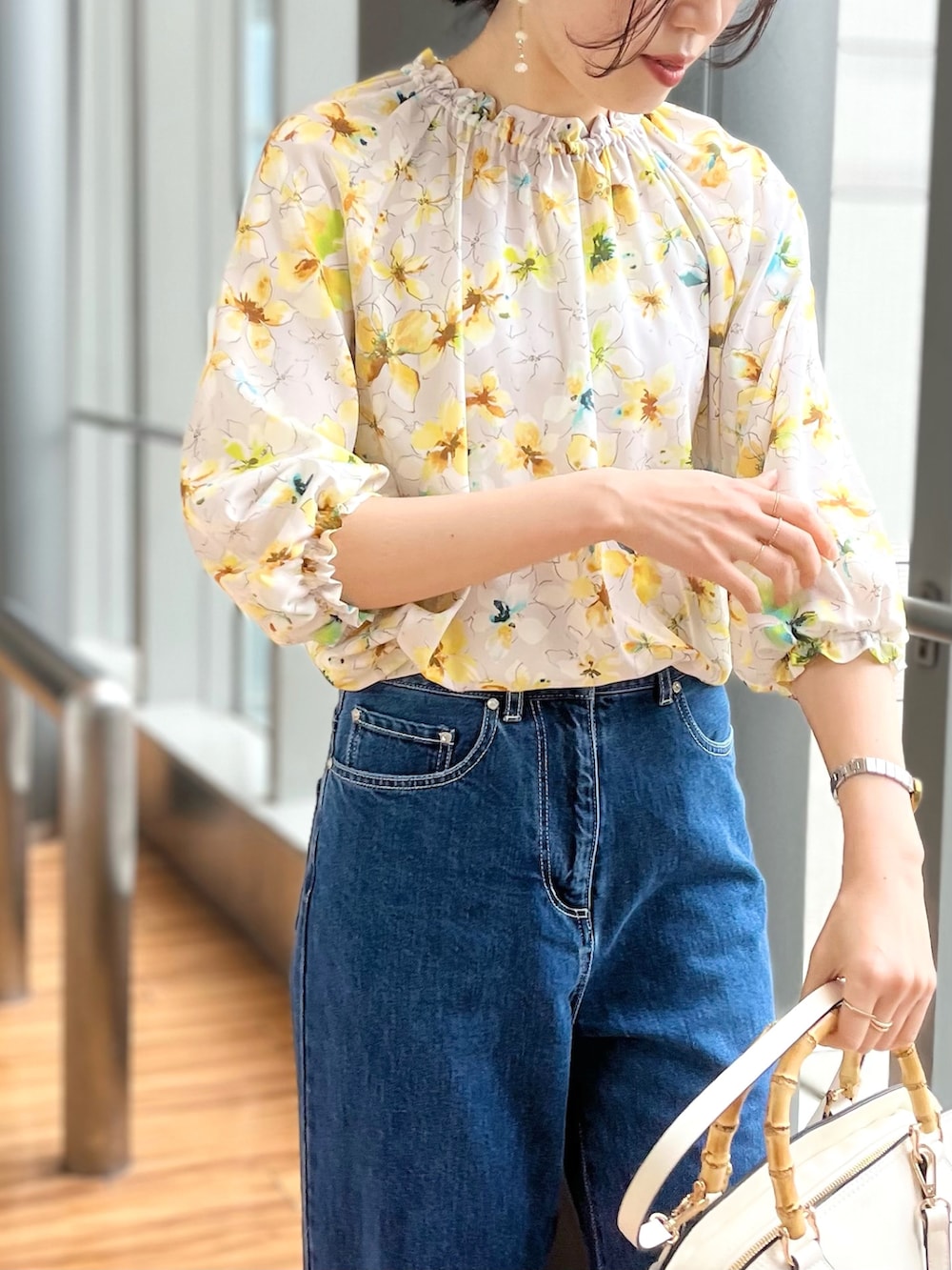 「きれいめカジュアル、スタイルアップ、デニムコーデ、華やかコーデ、ストレートデニム、花柄ブラウス、大人フェミニン、STRAWBERRY-FIELDS、ストロベリーフィールズ、上品スタイル、天神地下街店_KAYOKO」｜「STRAWBERRY-FIELDSのｶﾗｰｱｰﾄﾌﾗﾜｰﾌﾞﾗｳｽ（Tシャツ/カットソー、イエロー系）」を使った、STRAWBERRY-FIELDSさん（レディース・167cm）の春コーディネートの5枚目の写真