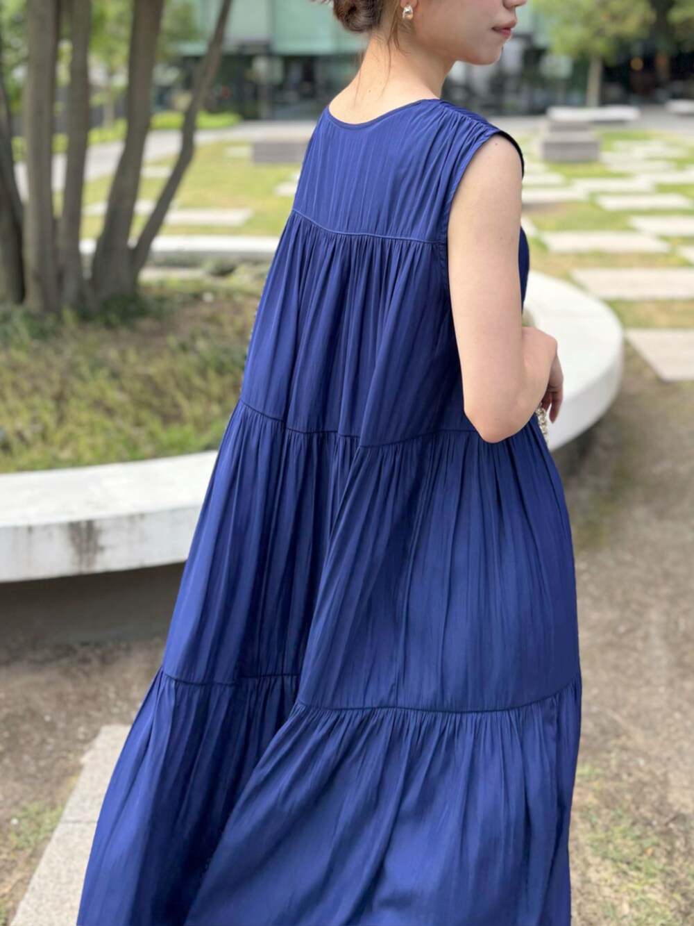 「金沢店_EMI、STRAWBERRY-FIELDS、パウダーサテン、ティアードワンピース、Vネックワンピース、涼しげコーデ、夏ワンピース、サマーバケーション、リラックスワンピース、ゆったりシルエット、ストレスフリー、妊婦さんにもおすすめ、手洗い可能、2025夏新作、一枚で決まるコーデ」｜「STRAWBERRY-FIELDSのパウダーサテンティアードワンピース（スカート、ブルー系）」を使った、STRAWBERRY-FIELDSさん（レディース・154cm）の春コーディネートの2枚目の写真