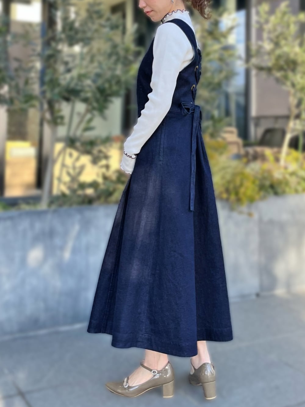 「ワンピース、ジャンパースカート、STRAWBERRY-FIELDS、バックレースアップ、アリコットストレッチ、金沢店_EMI」｜「STRAWBERRY-FIELDSのアリコットストレッチ＿バックレースアップジャンパースカート　ワンピース（ワンピース、ブルー系）」を使った、STRAWBERRY-FIELDSさん（レディース・154cm）の冬コーディネートの2枚目の写真