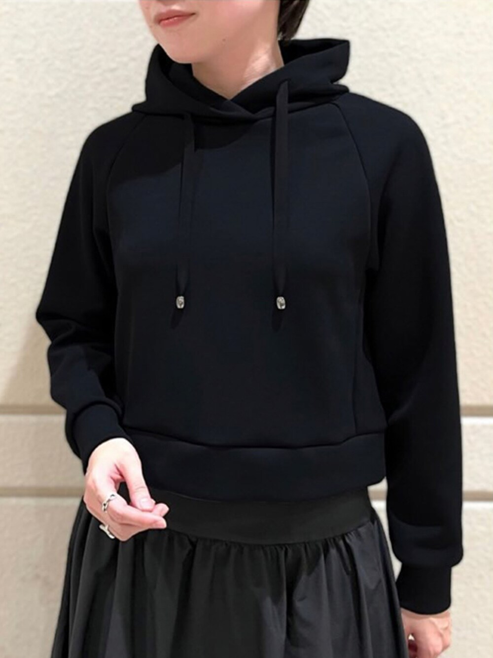 「きれいめカジュアル、シンプルコーデ、オフィスカジュアル、デイリーカジュアル、パーカーコーデ、おでかけコーデ、こなれ感、大人フェミニン、STRAWBERRY-FIELDS、ストロベリーフィールズ」｜「STRAWBERRY-FIELDSのパーカー（パーカー、ブラック系）」を使った、STRAWBERRY-FIELDSさん（レディース・164cm）の冬コーディネートの3枚目の写真