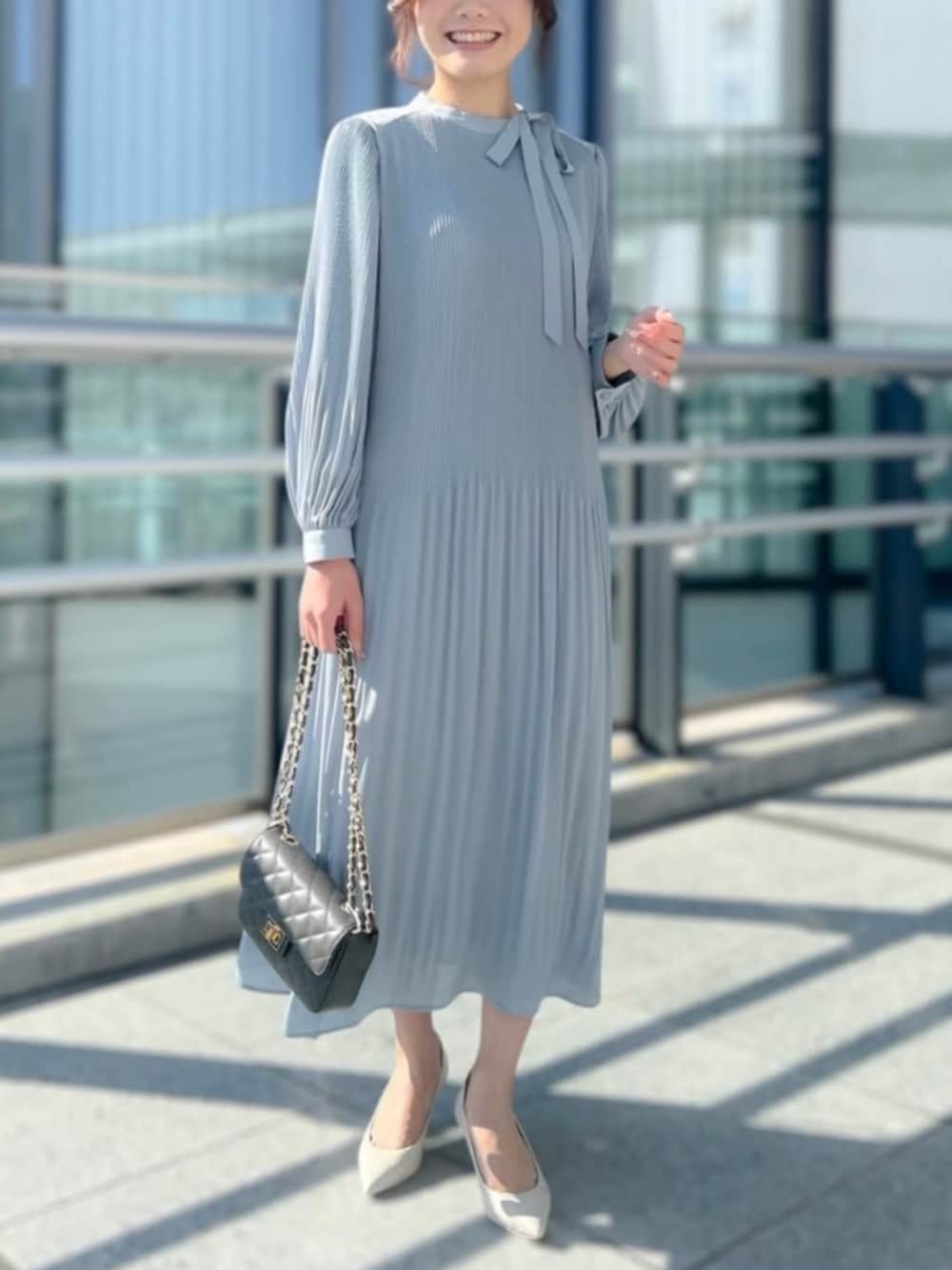 ブルー系のワンピースを着用したレディースの冬コーディネートの3枚目の写真