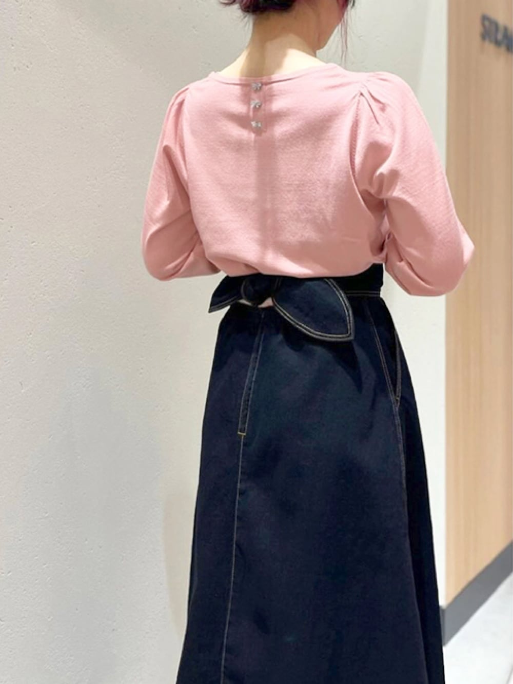 「デニムスカート、バックリボン、デートコーデ、お呼ばれスタイル、大人かわいい、ハイウェストスカート、STRAWBERRY-FIELDS、美シルエット、フェミニンカジュアル、ストロベリーフィールズ」｜「STRAWBERRY-FIELDSのﾊﾞｯｸﾘﾎﾞﾝﾃﾞﾆﾑｽｶｰﾄ（デニムスカート、ブルー系）」を使った、STRAWBERRY-FIELDSさん（レディース・156cm）の冬コーディネートの2枚目の写真