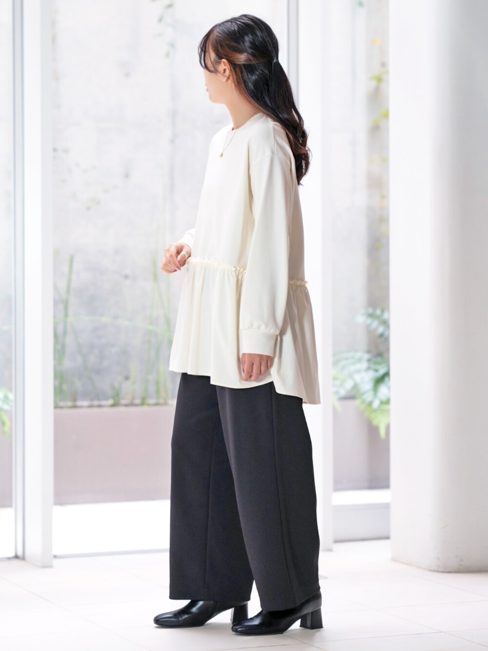 ホワイト系のTシャツ/カットソーを着用したレディースの秋コーディネートの3枚目の写真