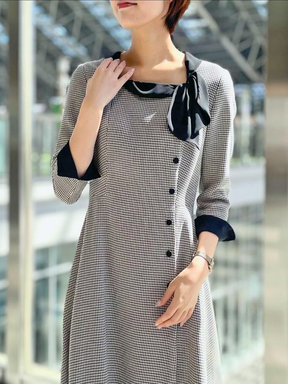 その他のワンピースを着用したレディースの秋コーディネートの3枚目の写真