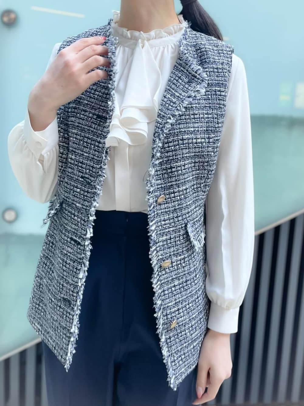 ホワイト系のシャツ/ブラウス、ブルー系のノーカラージャケット、グレー系のスラックスを着用したレディースの冬コーディネートの4枚目の写真