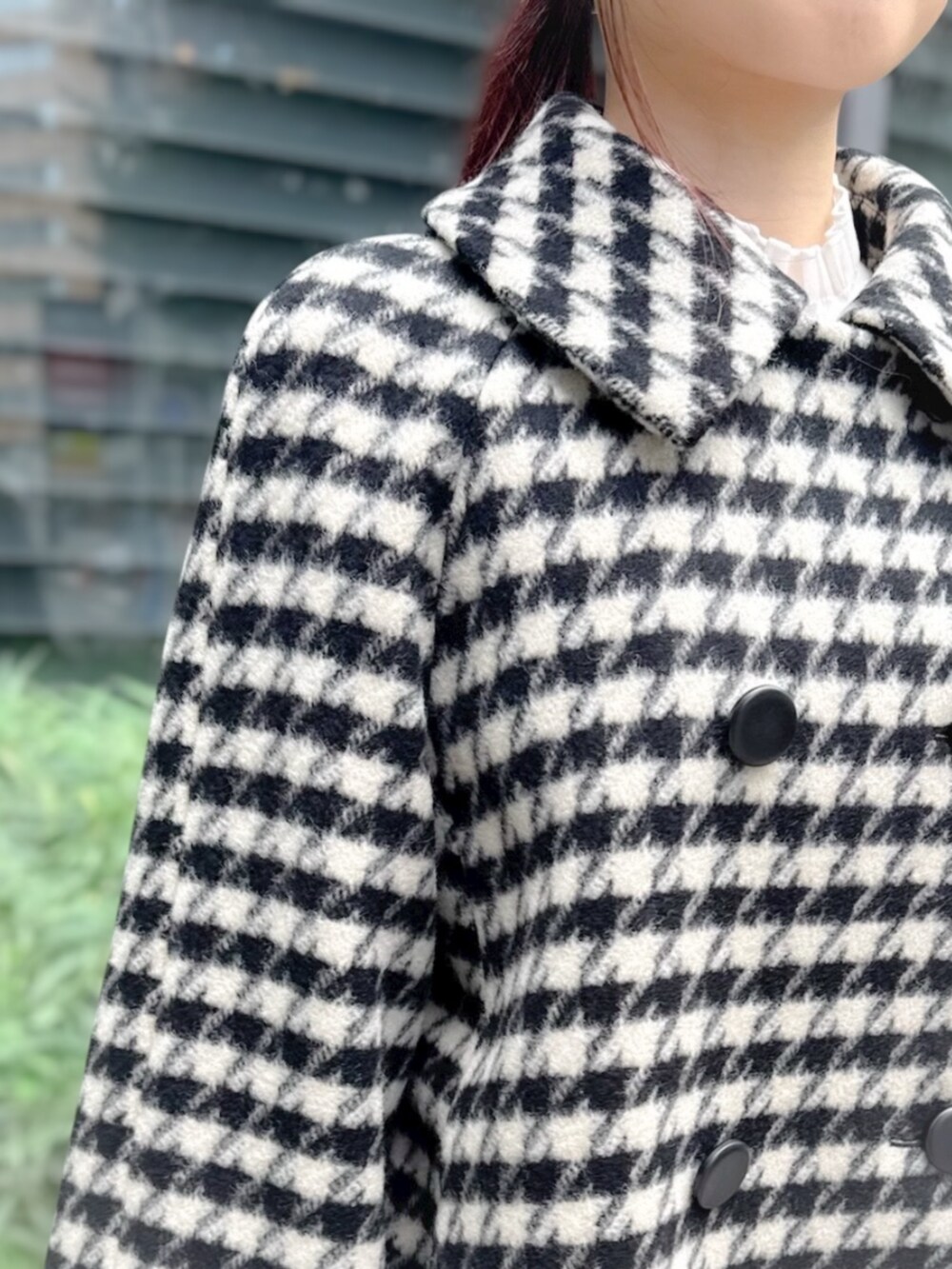 その他のスカート、ホワイト系のニット/セーターを着用したレディースの秋コーディネートの4枚目の写真