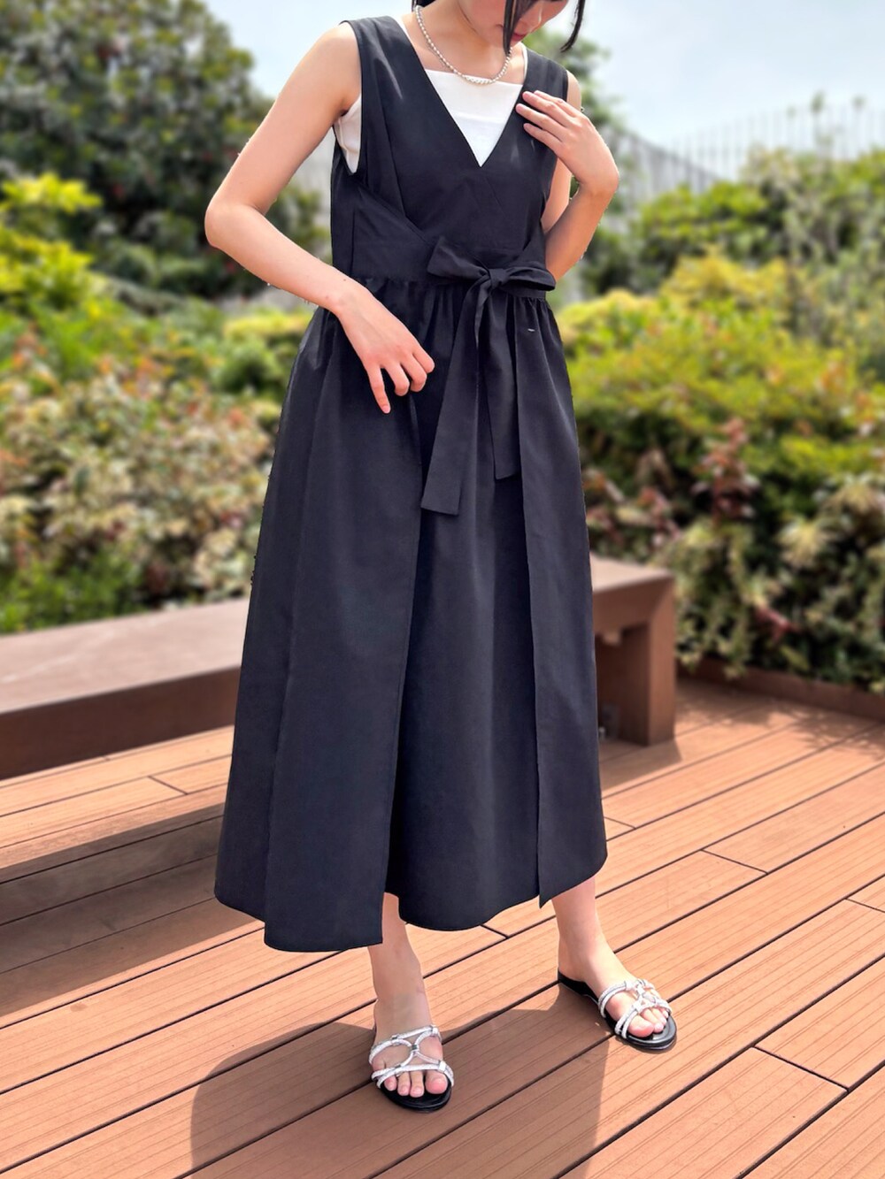 「大人カジュアル、２ＷＡＹ、ジャンパースカート、STRAWBERRY-FIELDS、光沢素材、洗えるワンピース、アトレ恵比寿店_HARUKA、ステラタフタ、夏の着回しコーデ、エプロンデザイン」｜「STRAWBERRY-FIELDSのステラタフタ（ジャンパースカート、ブラック系）」を使った、STRAWBERRY-FIELDSさん（レディース・163cm）の春コーディネートの2枚目の写真