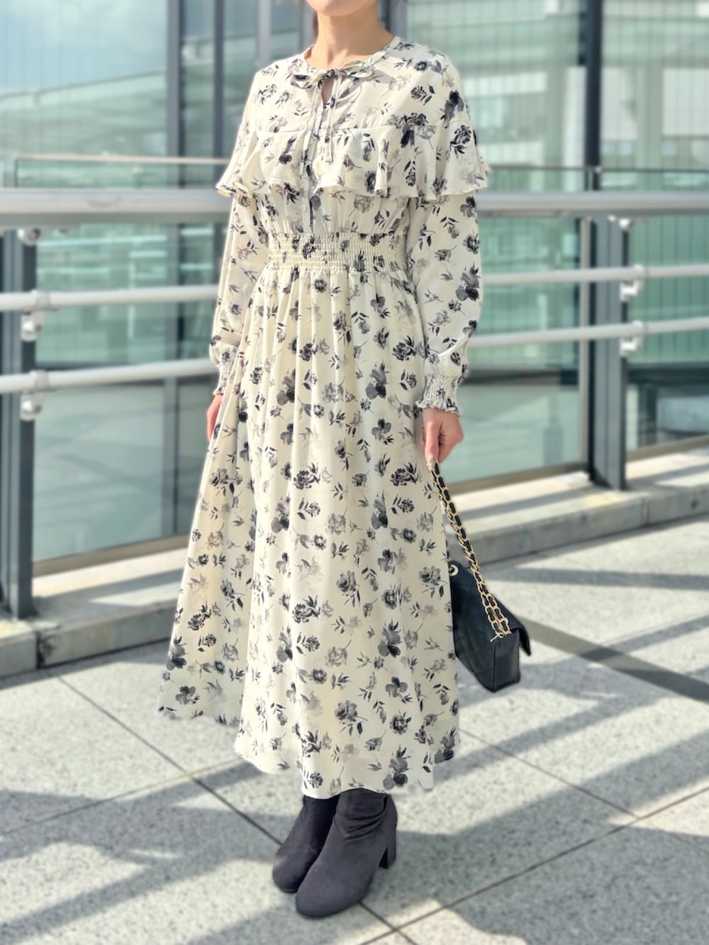 「ワンピース、フリル、成人式、結婚式、デートコーデ、お呼ばれ、STRAWBERRY-FIELDS、披露宴、パーティーシーン、ピオレ姫路店_SERI」｜「STRAWBERRY-FIELDSのモノトーンフラワーフリルワンピース　ワンピース（ワンピース、ホワイト系）」を使った、STRAWBERRY-FIELDSさん（レディース・159cm）の冬コーディネートの4枚目の写真