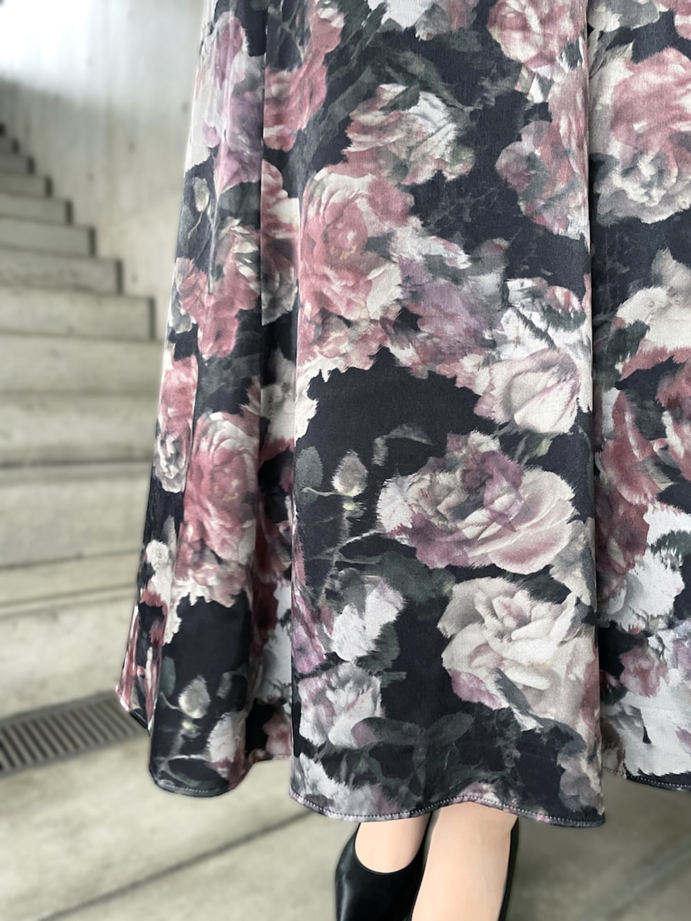 ブラック系のスカート、ブラウン系のニット/セーターを着用したレディースの秋コーディネートの4枚目の写真