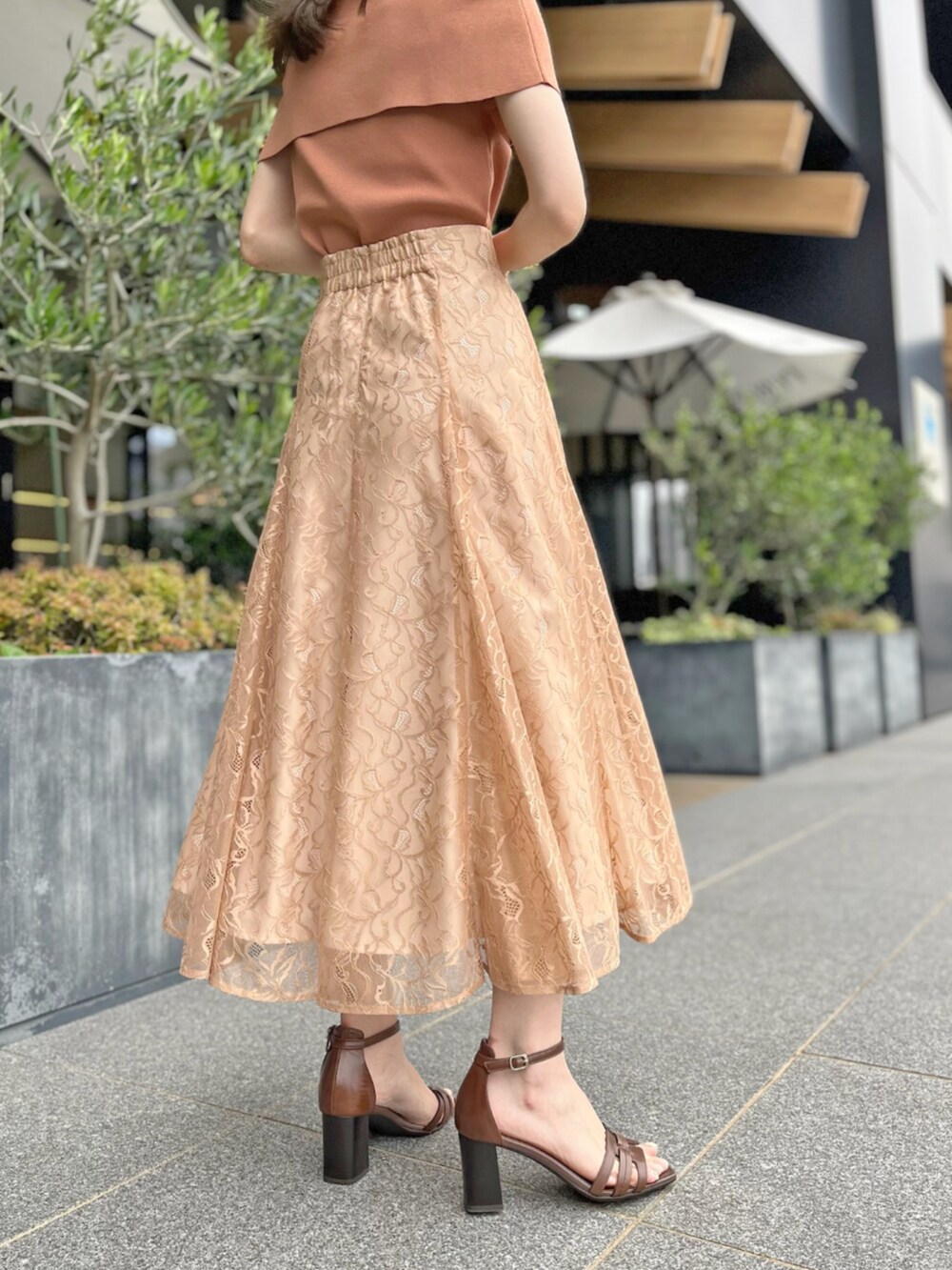 「金沢店_EMI、STRAWBERRY-FIELDS(STRAWBERRY-FIELDS)、オフショルニット、レーススカート、マーメイドスカート、大人フェミニン、通勤スタイル、抜け感トップス、2025夏LOOKBOOK、洗濯機OKスカート、ドライクリーニング対応、涼しげフェミニン」｜「STRAWBERRY-FIELDSのオフショルダーニット（ニット/セーター、ブラウン系）」を使った、STRAWBERRY-FIELDSさん（レディース・154cm）の夏コーディネートの3枚目の写真