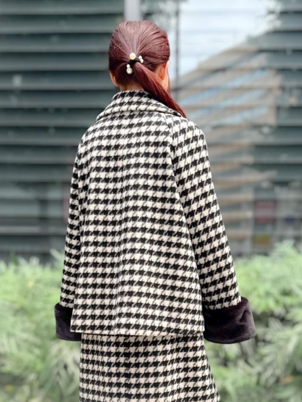 その他のスカート、ホワイト系のニット/セーターを着用したレディースの秋コーディネートの3枚目の写真