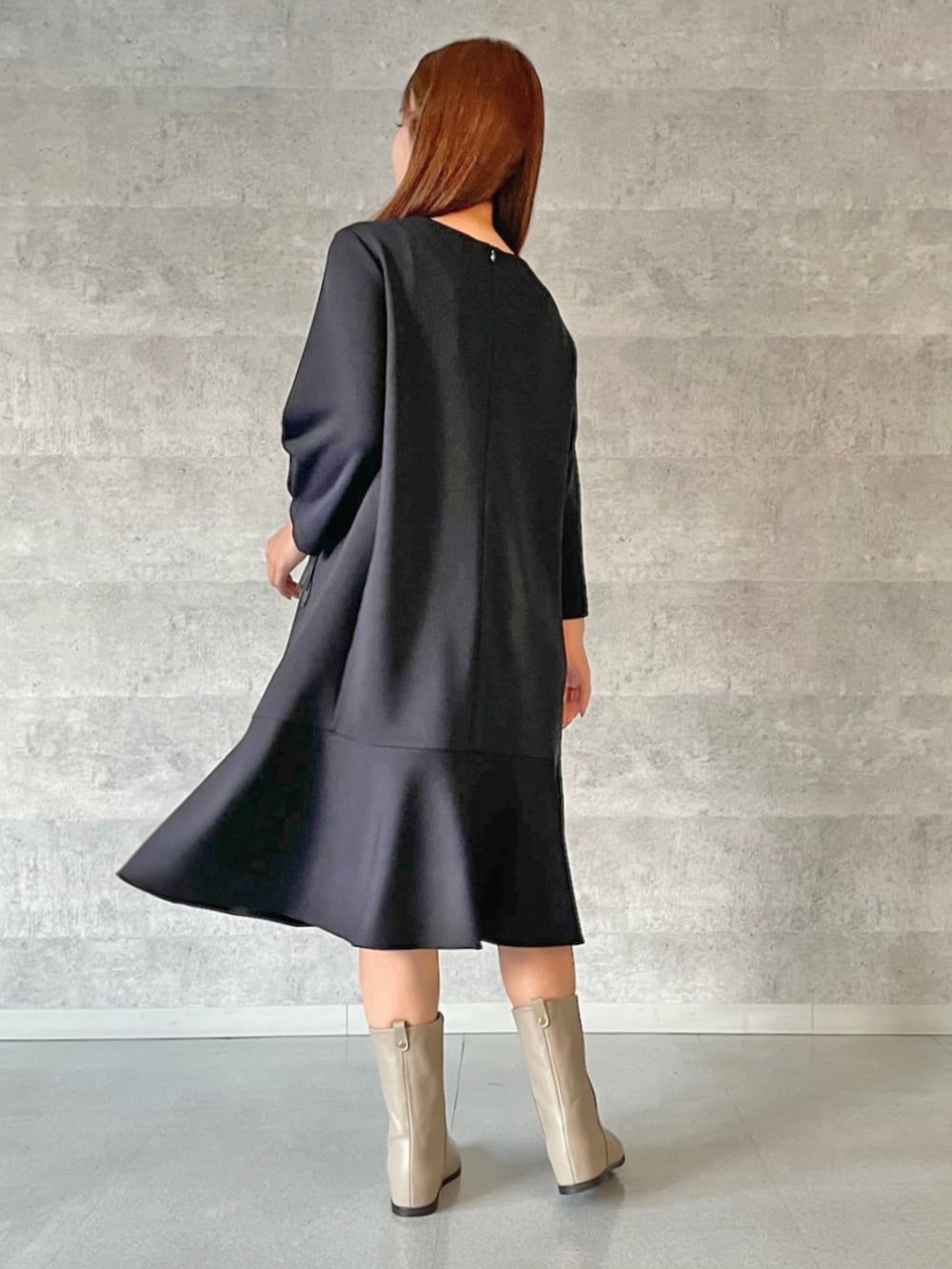 ブラック系のワンピースを着用したレディースの冬コーディネートの3枚目の写真